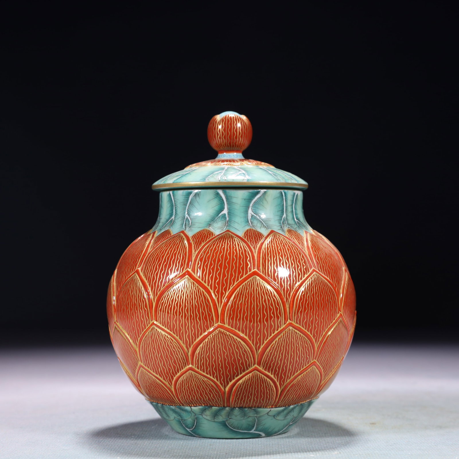 An Exquisite Red Glazed Flower Pattern Teapot: An Exquisite Red Glazed Flower Pattern Teapot,Qing Dynasty,China,Qianlong Six-character Mark,Size:3.9inx5.9in,Weight:750g 红釉花卉纹茶壶,中国ę