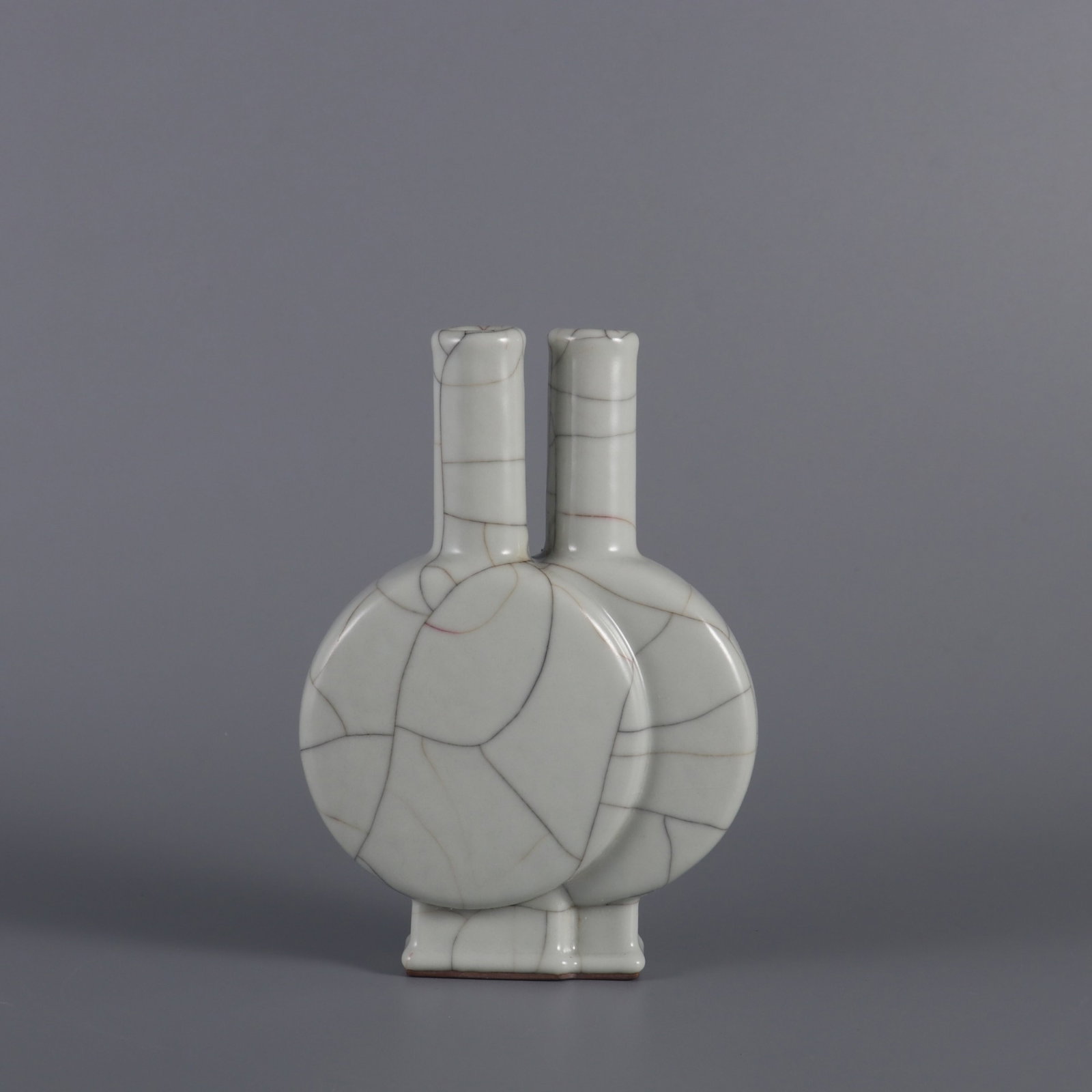 An Exquisite Guan yao Conjoined bottles: An Exquisite Guan yao Conjoined bottles,Qing Dynasty,China,Qianlong Six-character Mark,Size:6.1inx4.1in 官窑连体瓶,中国清代,乾隆ࠤ