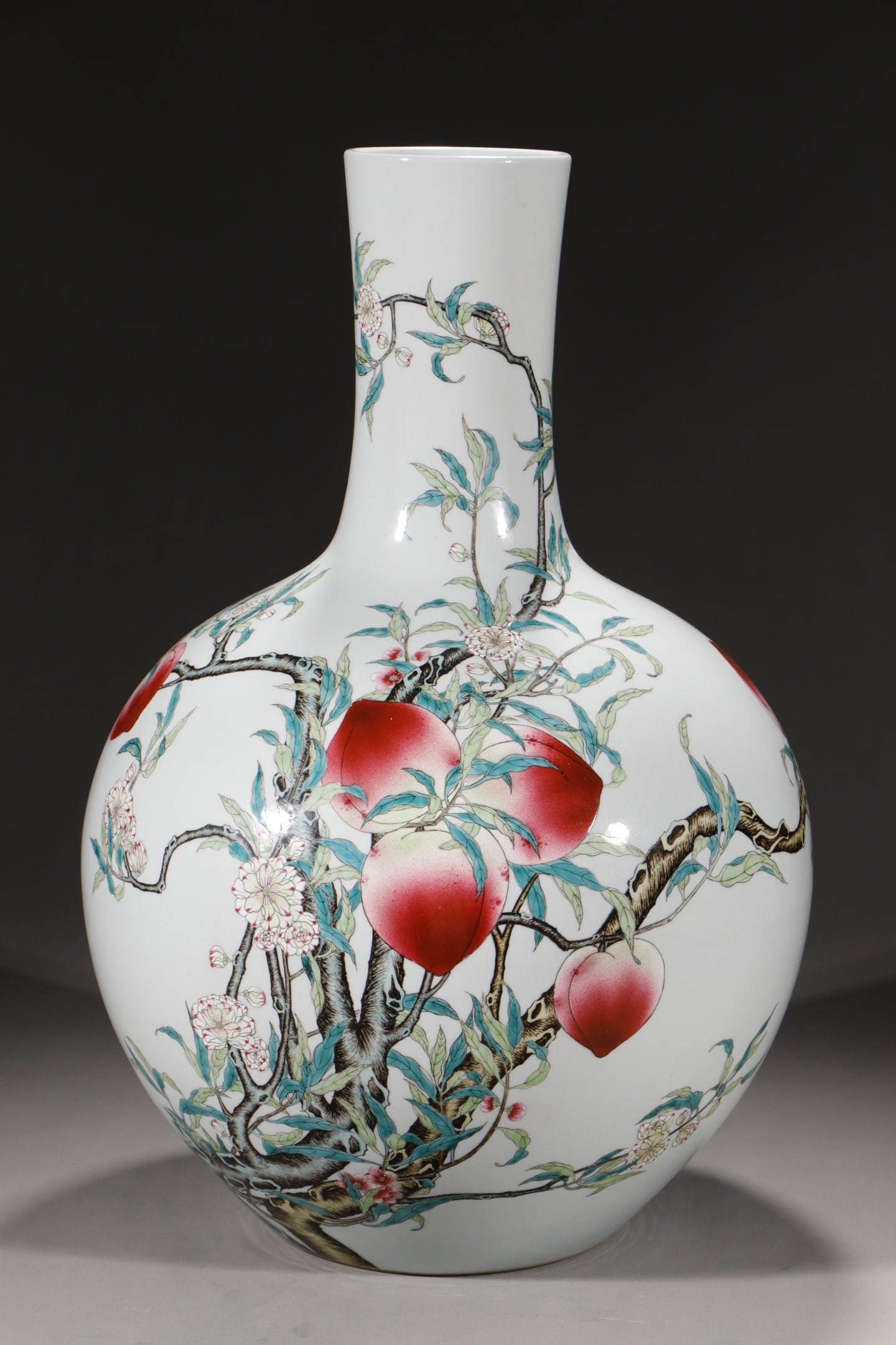 A Huge Famille-Rose Peach Pattern Vase: A Huge Famille-Rose Peach Pattern Vase,Qing Dynasty,China,Qianlong Six-character Mark,Size:21.3in 粉彩桃纹瓶,中国清代,乾隆六