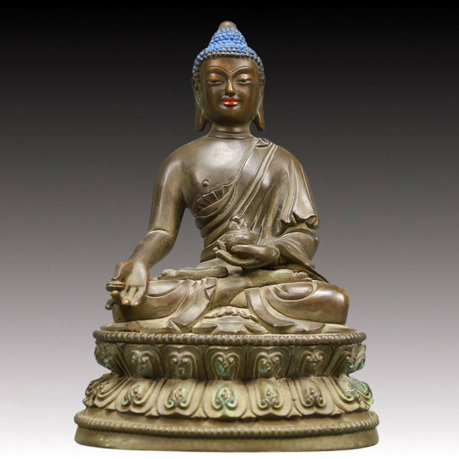 A Solemn Gilt Bronze Statue of Sakyamuni: A Solemn Gilt Bronze Statue of Sakyamuni,Qing Dynasty, China,Size:5.7inx4.3inx8.7in Weight:2700g 铜鎏金释迦摩尼像,中国清代
