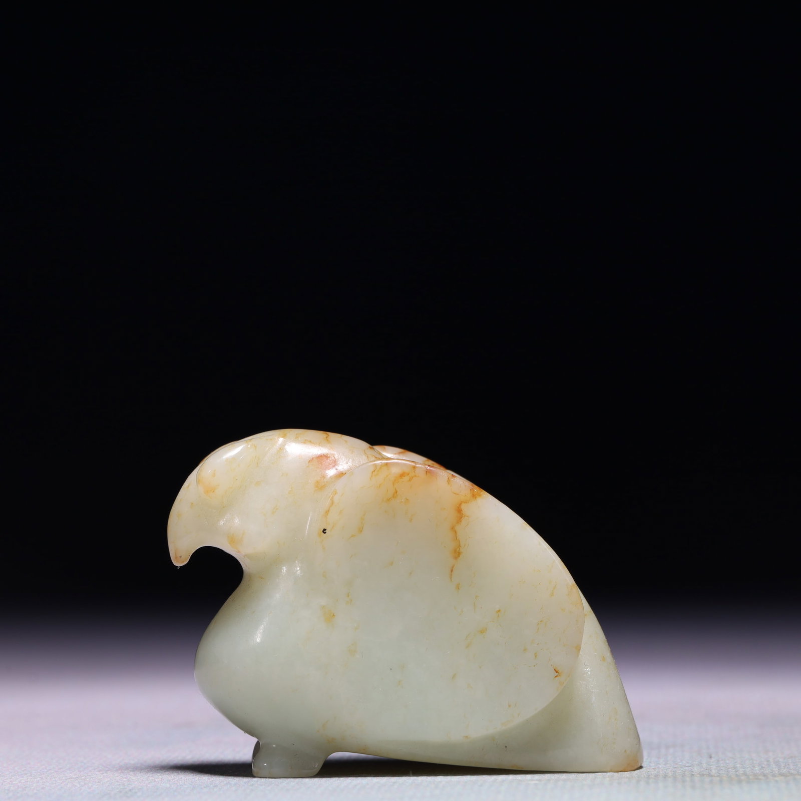 An Exquisite White Jade Beast Ornament: An Exquisite White Jade Beast Ornament,Qing Dynasty,China,Size:2.4inx1inx1.8in,Weight:105.1g 白玉兽摆件,中国清代