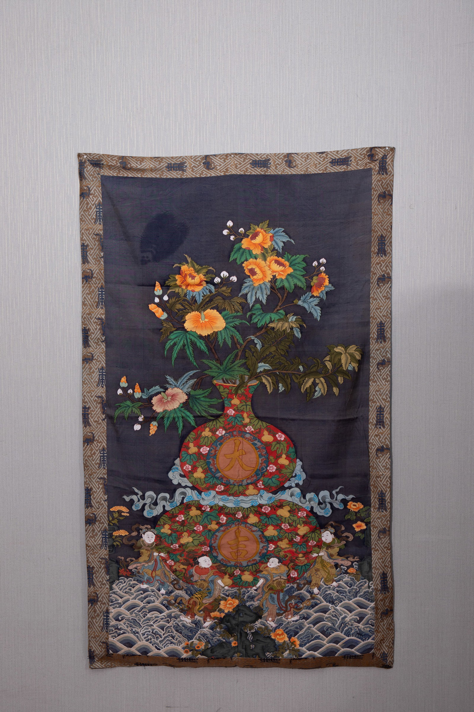 An Exquisite Kesi Embroidery Flower Pattern: An Exquisite Kesi Embroidery Flower Pattern,Qing Dynasty,China,Size:66.5inx39.4in 缂丝刺绣花卉图,中国清代
