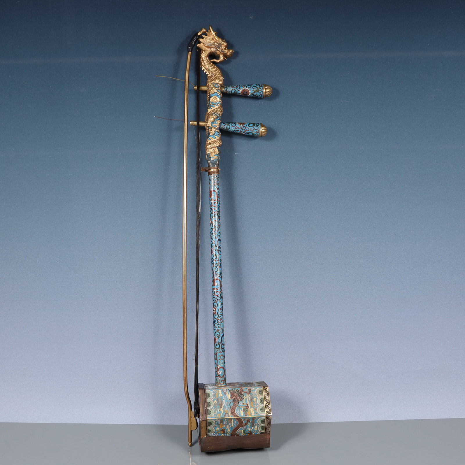 A Huge Cloisonne Hollow Auspicious Cloud and Dragon Pattern Dragon-head Erhu: A Huge Cloisonne Hollow Auspicious Cloud and Dragon Pattern Dragon-head Erhu,Qing Dynasty, China,Qianlong Four-character Mark,Size:4.5inx5.1inx33.1in,Weight:2600g 景泰蓝镂Ĺ