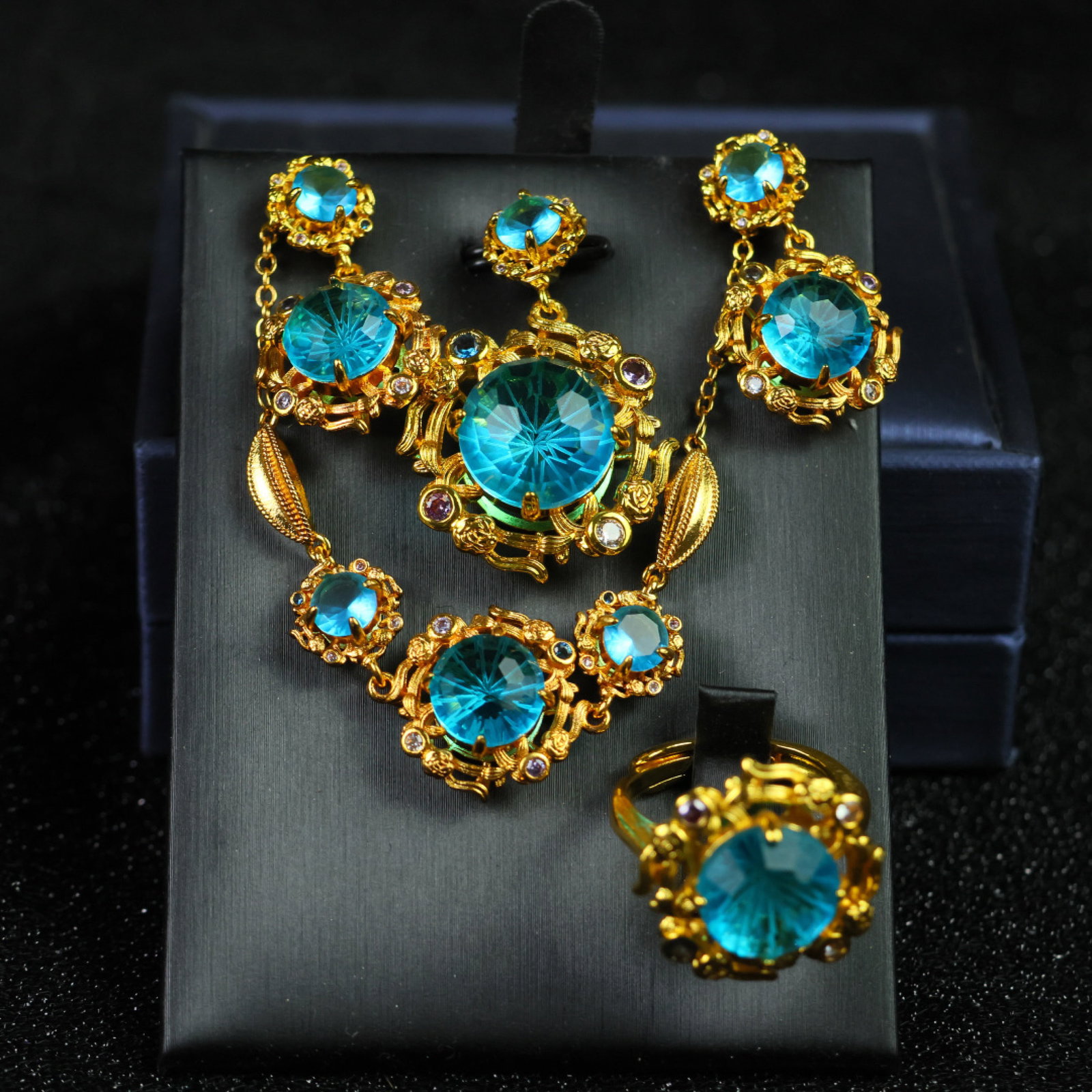A Set of Fine Jewelry: A Set of Fine Jewelry 一套精美的首饰