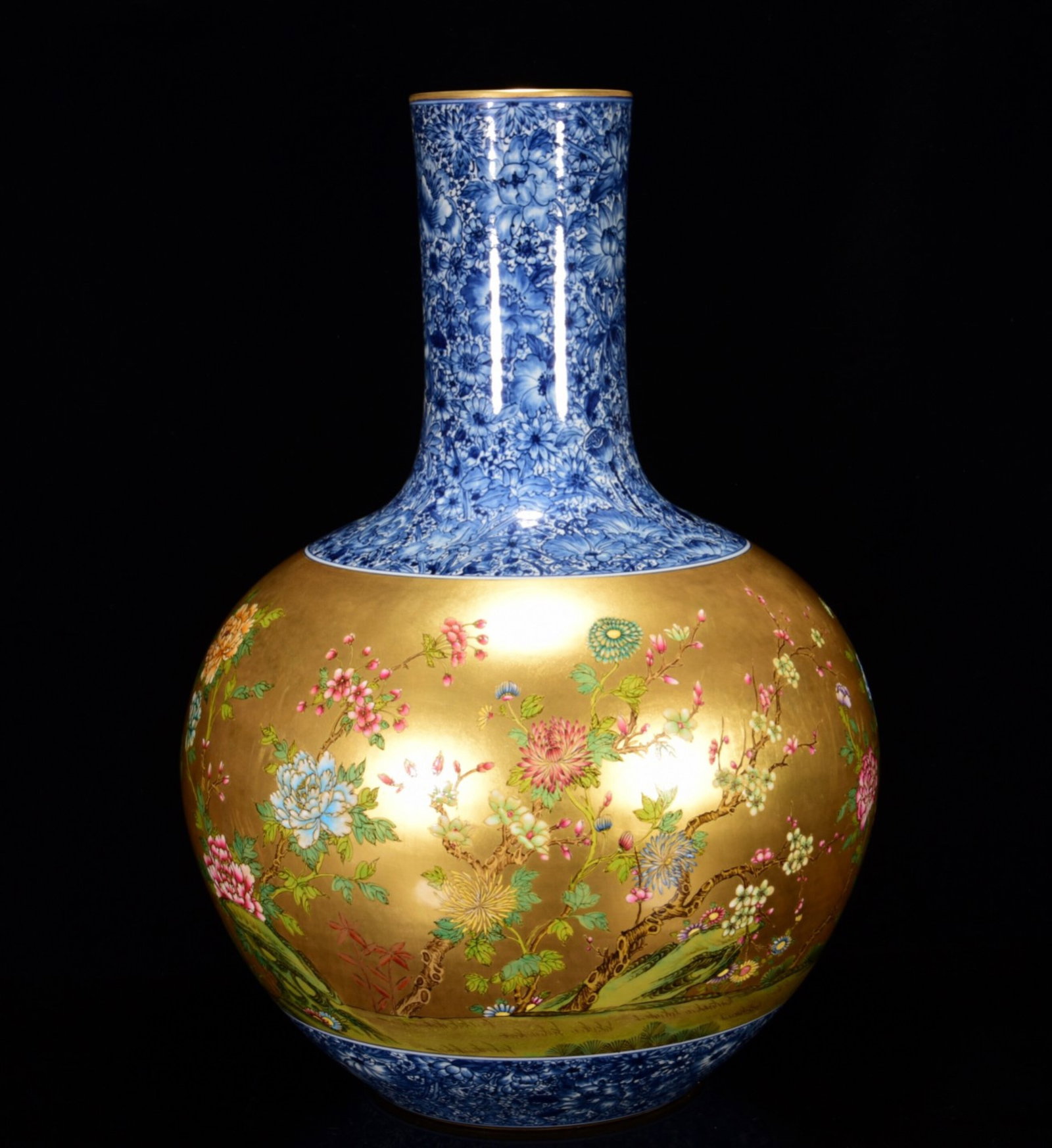 A Huge Blue and White Gilt Flower Pattern Vase: A Huge Blue and White Gilt Flower Pattern Vase,Qing Dynasty,China,Qianlong Six-character Mark,Size:22inx14.6in 青花鎏金花卉纹瓶,中国清