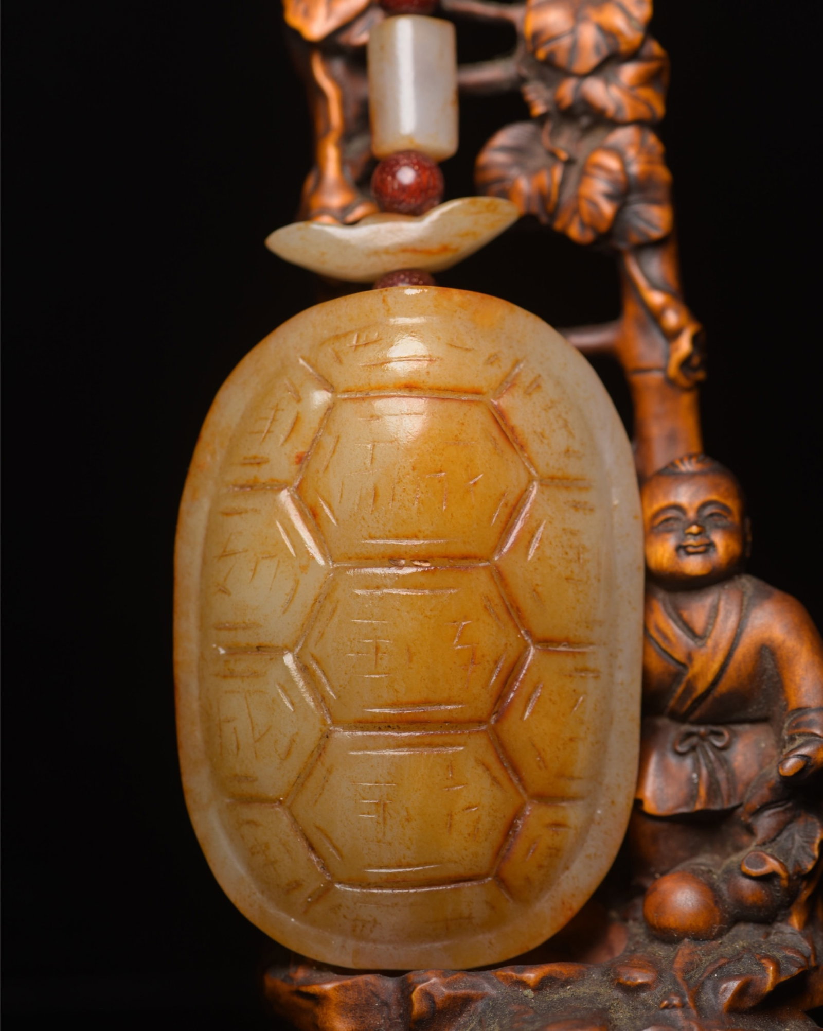 An Exquisite White Jade Turtle Shell Pendant: An Exquisite White Jade Turtle Shell Pendant,Qing Dynasty,China,Size:2.9inx2inx0.9in,Weight:128g 白玉龟壳挂件,中国清代