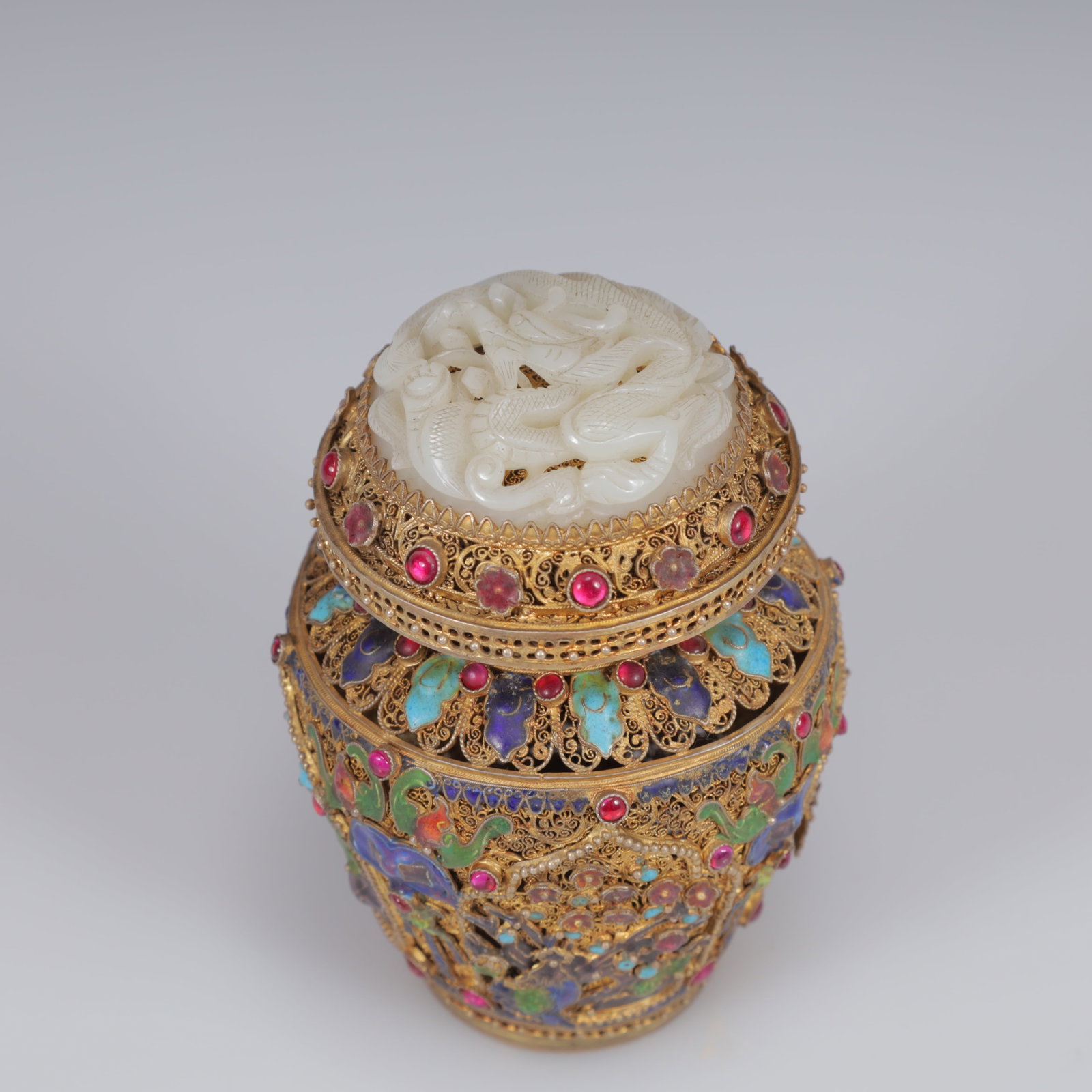 An Exquisite Filigree and Gilding Inlaid White Jade Flower Pattern Vase,Inlaid Gems: An Exquisite Filigree and Gilding Inlaid White Jade Flower Pattern Vase,Inlaid Gems,Qing Dynasty, China,Qianlong Four-Character Mark,Size:3.5inx5.1in,Weight:450g 花丝鎏金॔
