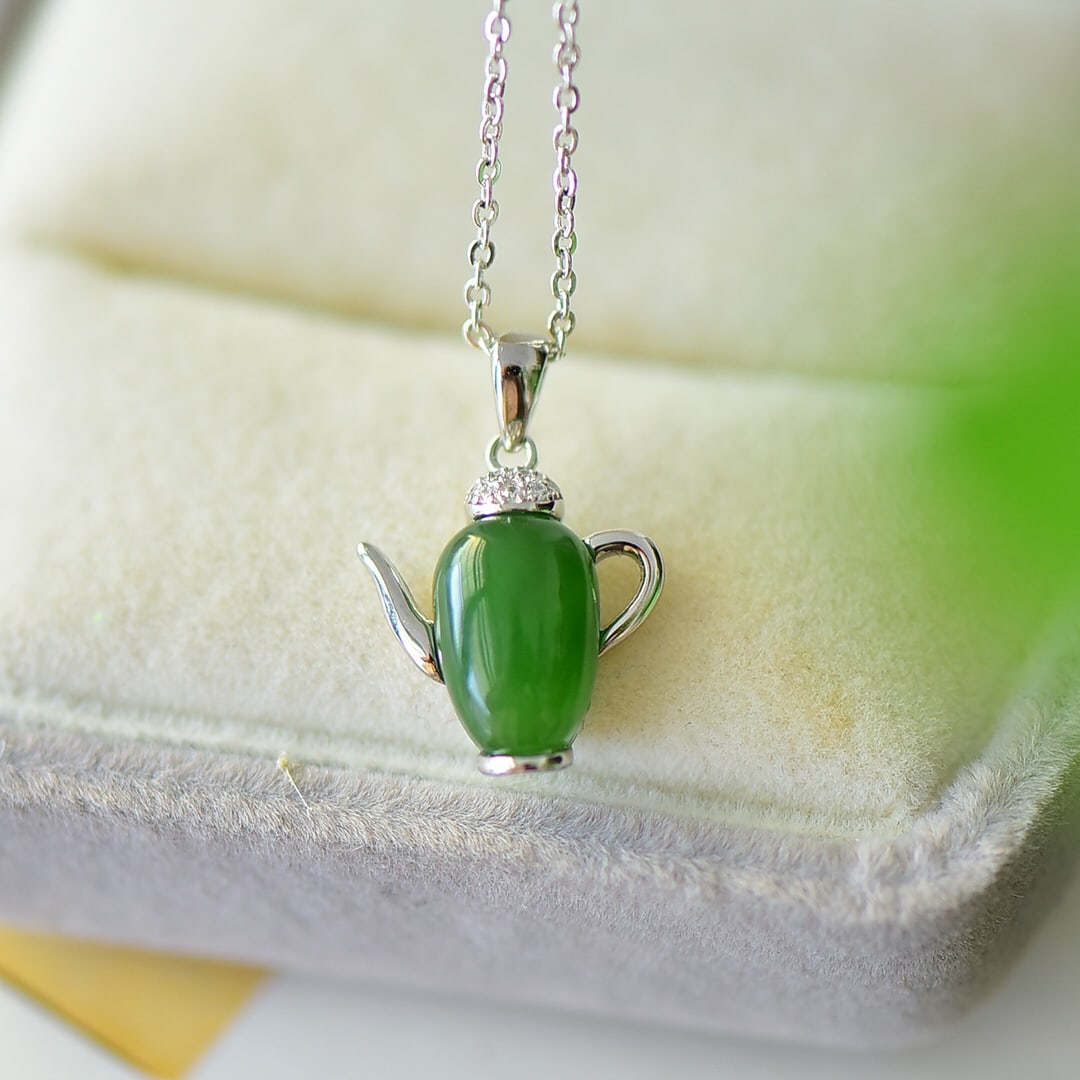 An Exquisite Sterling Silver Inlaid Jasper Necklace,Inlaid Diamond: An Exquisite Sterling Silver Inlaid Jasper Necklace,Inlaid Diamond,Size:0.6inx0.8in 纯银镶碧玉项链,嵌钻石