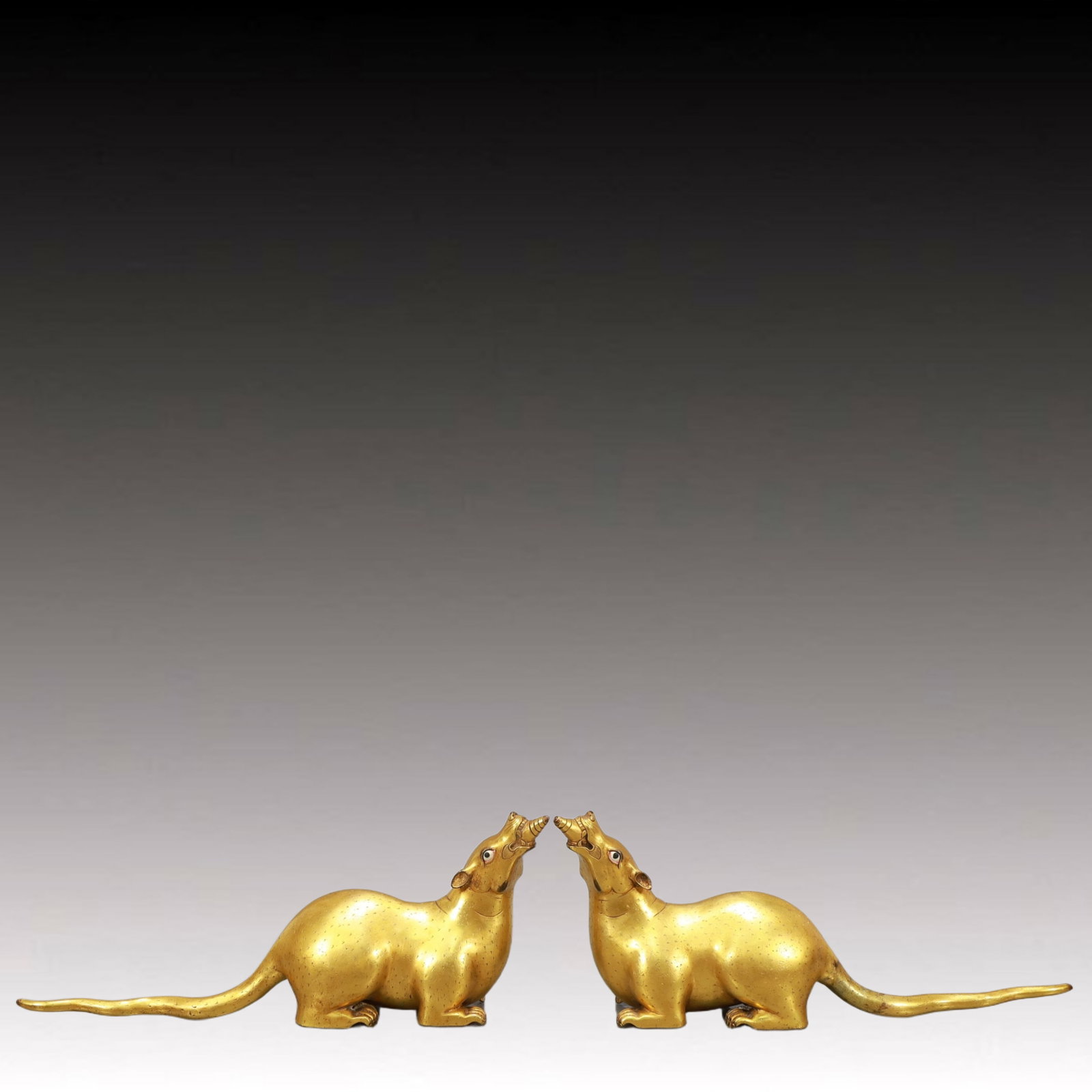 A Pair of Rare Gilt Bronze Mouse Ornaments: A Pair of Rare Gilt Bronze Mouse Ornaments,Qing Dynasty, China,Size:15.4inx3.1inx5.9in,Total Weight:5150g 一对铜鎏金老鼠摆件,中国ę