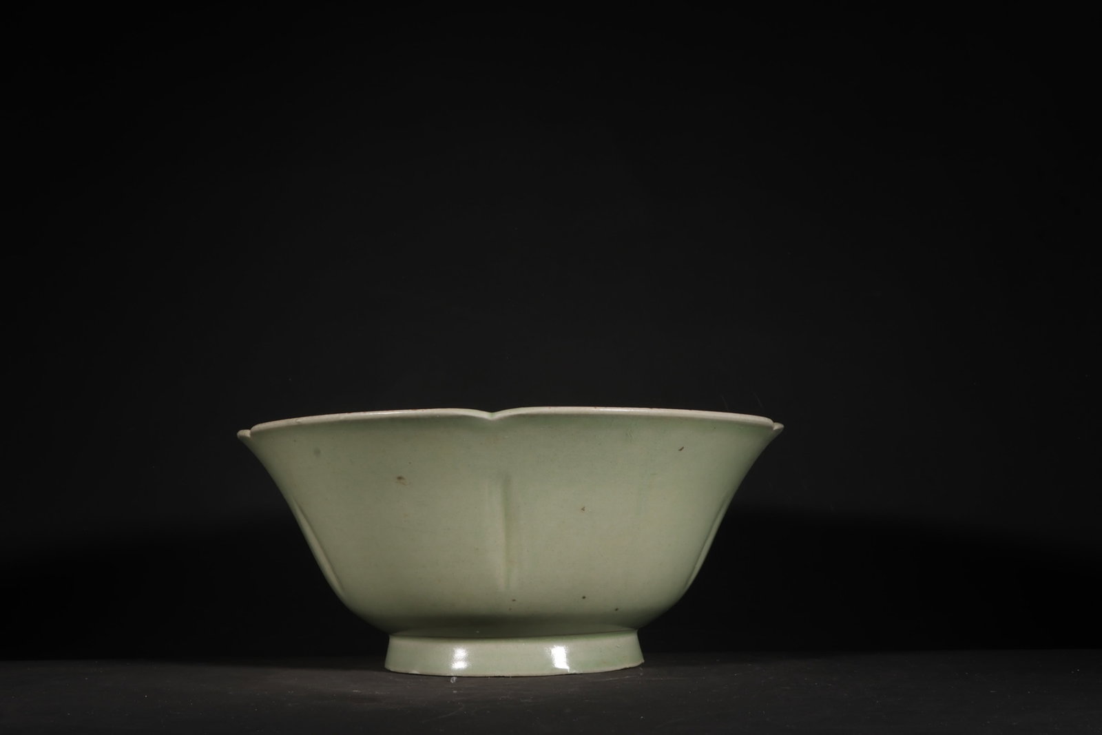 An Exquisite Yue yao Celadon Glazed Bowl (1 of 9)