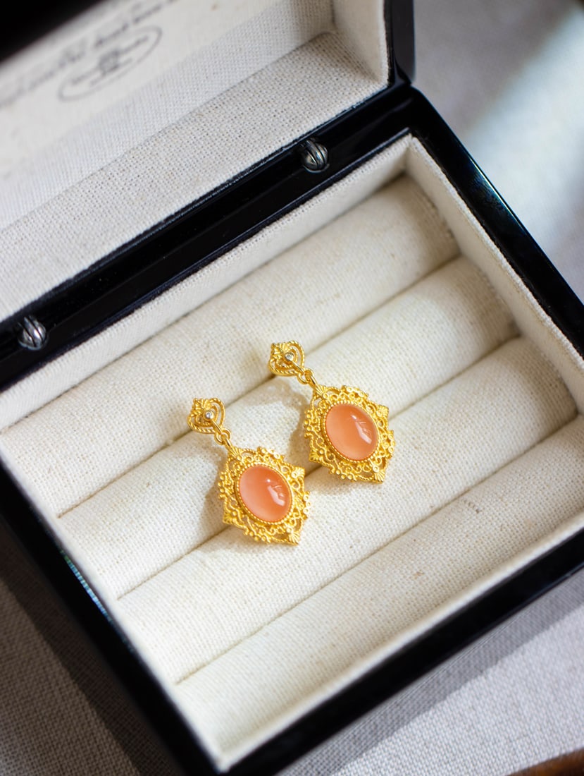 A Pair of Exquisite Sterling Silver-Gold Plated Inlaid Agate Earrings: A Pair of Exquisite Sterling Silver-Gold Plated Inlaid Agate Earrings 一对纯银镀金镶玛瑙耳环