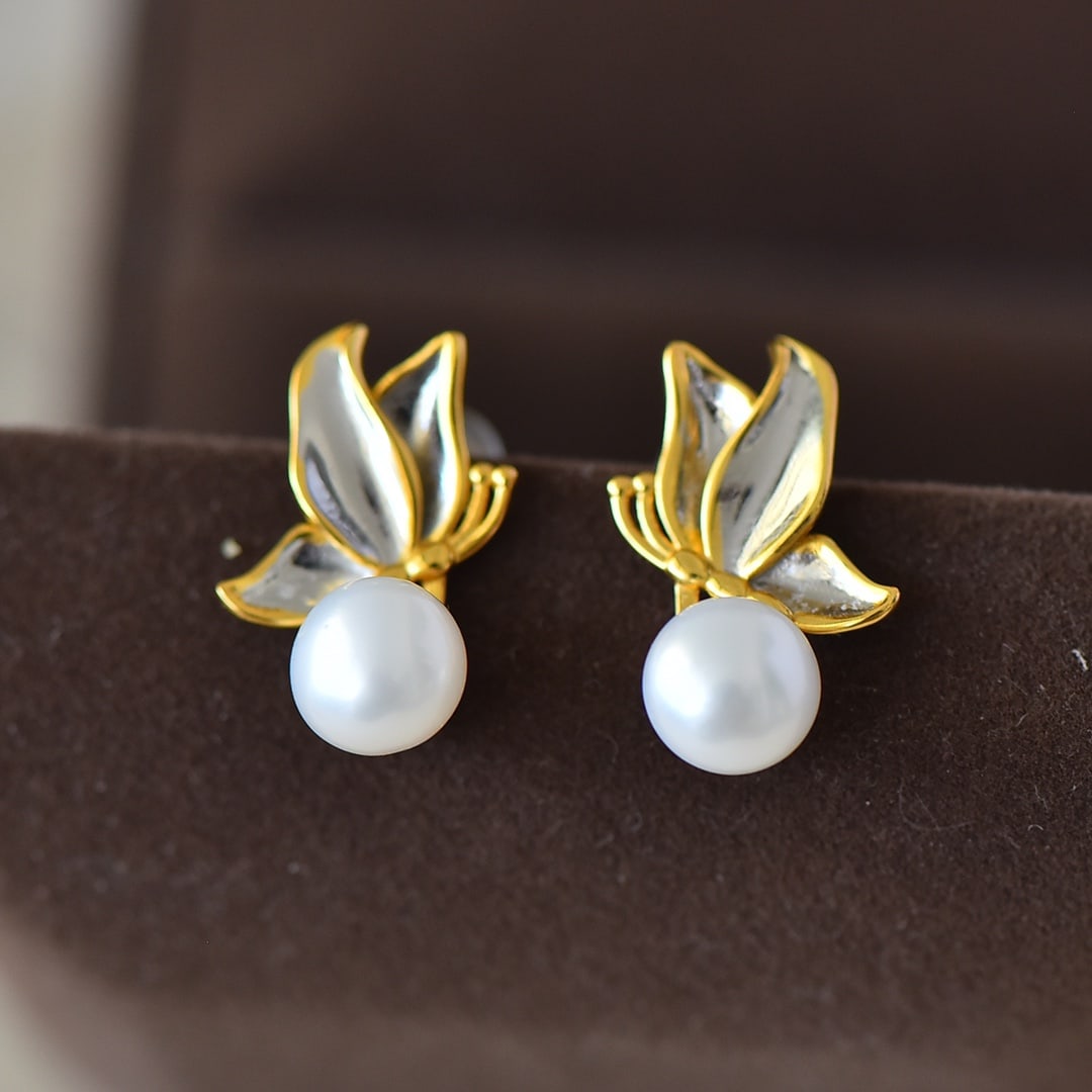 A Pair of Exquisite Sterling Silver-Gold Plated Inlaid Pearl Earrings: A Pair of Exquisite Sterling Silver-Gold Plated Inlaid Pearl Earrings,Size:0.3inx0.3in 一对纯银镀金镶珍珠耳环