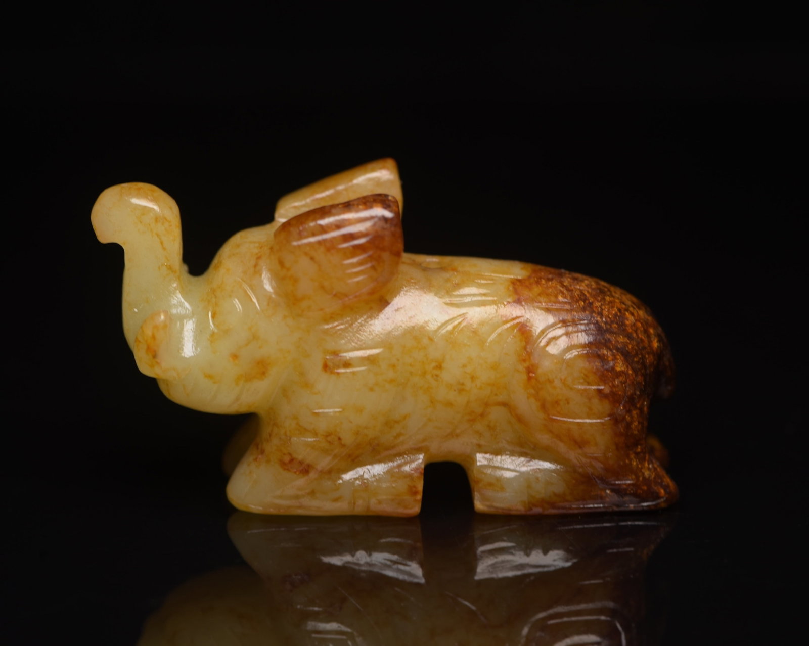 An Exquisite White Jade Elephant Ornament: An Exquisite White Jade Elephant Ornament,Qing Dynasty,China,Size:2.5inx1.4inx0.8in,Weight:68g 白玉象摆件,中国清代