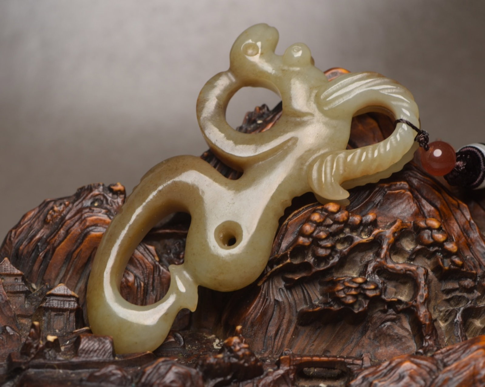 An Exquisite White Jade Pig and Dragon Pendant: An Exquisite White Jade Pig and Dragon Pendant,Qing Dynasty,China,Size:3.5inx2inx0.4in,Weight:62g 白玉猪龙挂件,中国清代