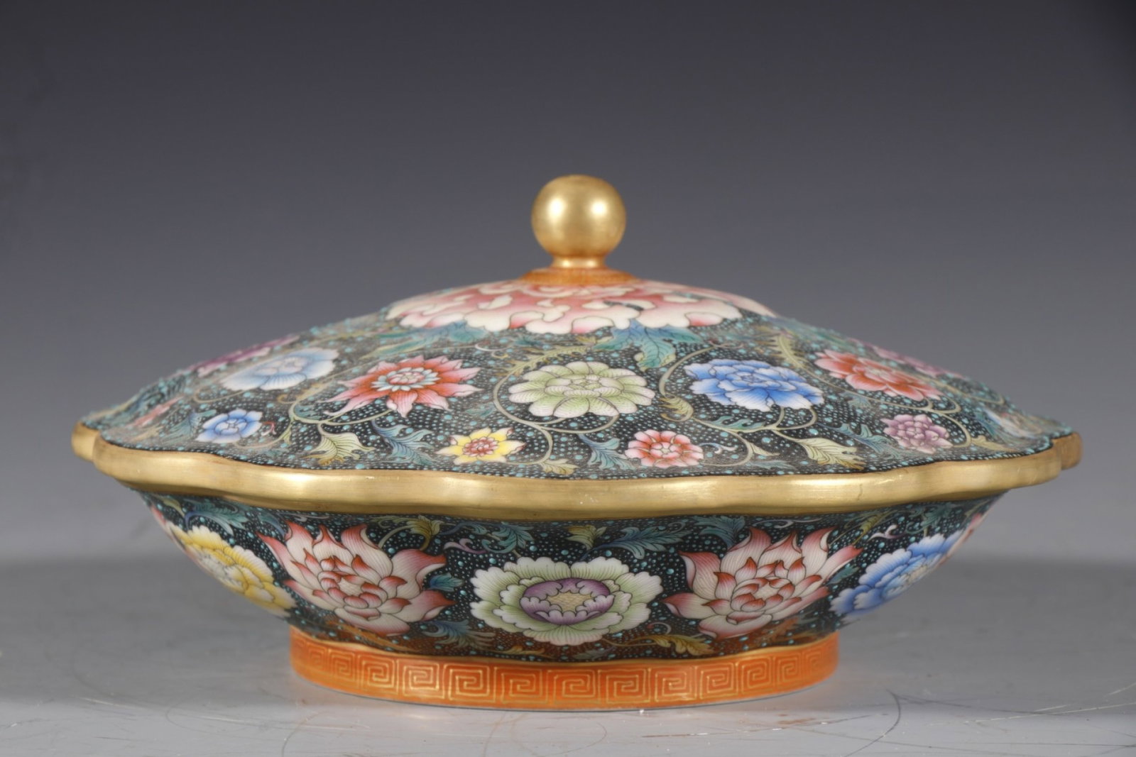 An Exquisite Enamel Flower Pattern Box: An Exquisite Enamel Flower Pattern Box,Qing Dynasty,China,Qianlong Four-character Mark,Size:4.5inx8.3in 珐琅彩花卉纹盒,中国清代,ߙ