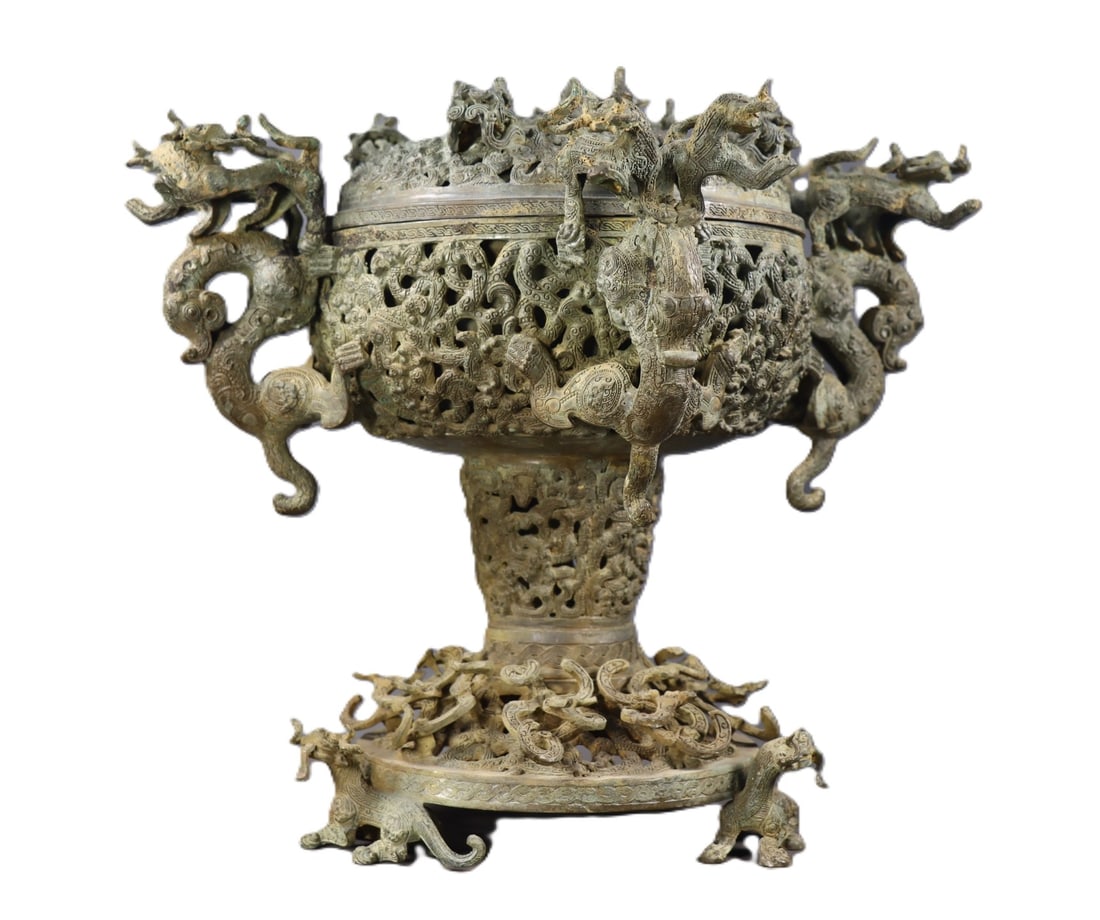 An Exquisite Bronze Dragon Pattern Censer: An Exquisite Bronze Dragon Pattern Censer,the Warring States period in China,Size:11.8inx13.4in,Weight:5853g 青铜龙纹香炉,中国战国时&#