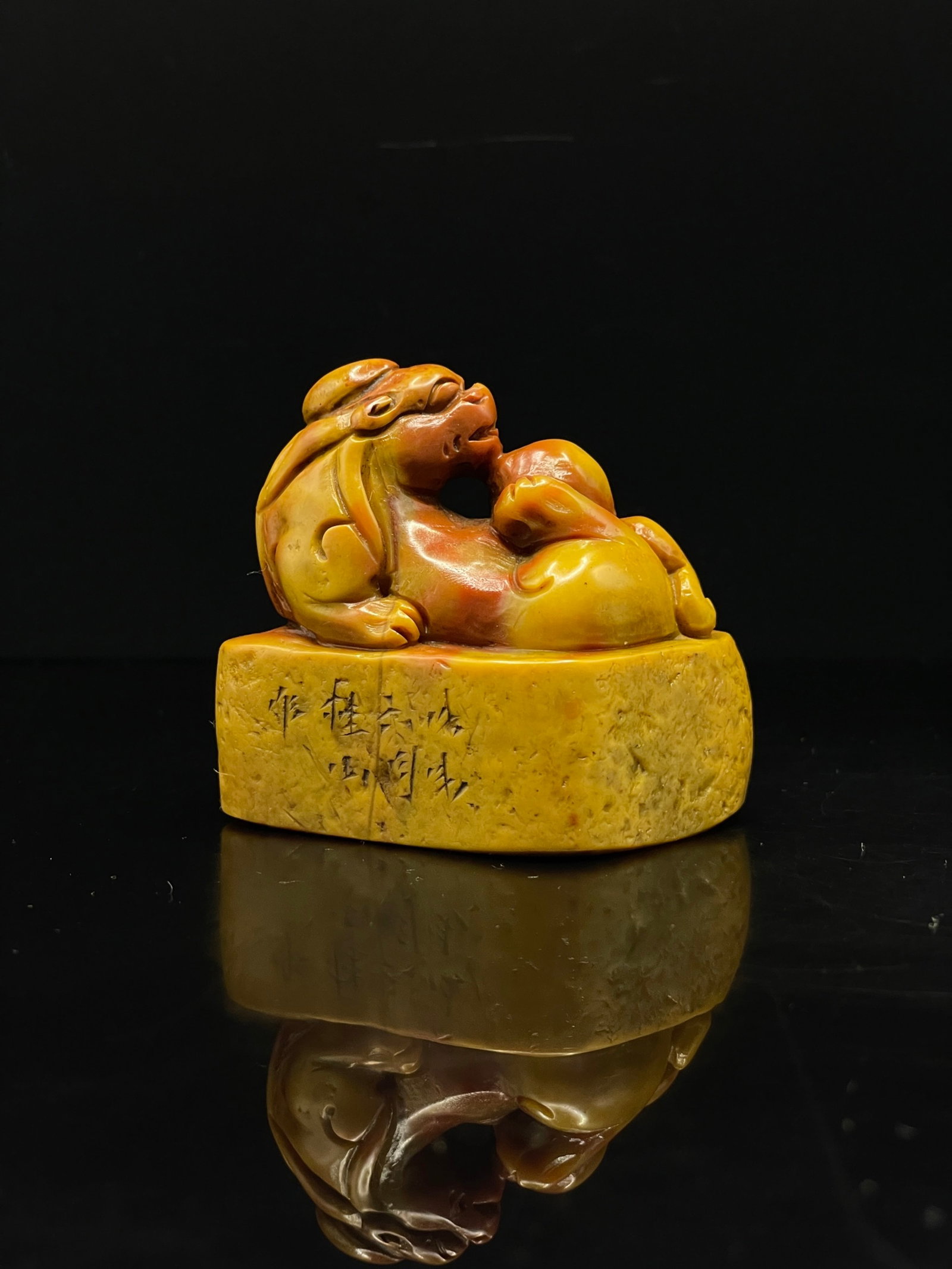 An Exquisite Shoushan Stone Auspicious Beast Pattern Seal: An Exquisite Shoushan Stone Auspicious Beast Pattern Seal,Qing Dynasty,China,With Mark,Size:2.8inx1.6inx2.4in,Weight:172g 寿山石瑞兽纹印章,中Þ