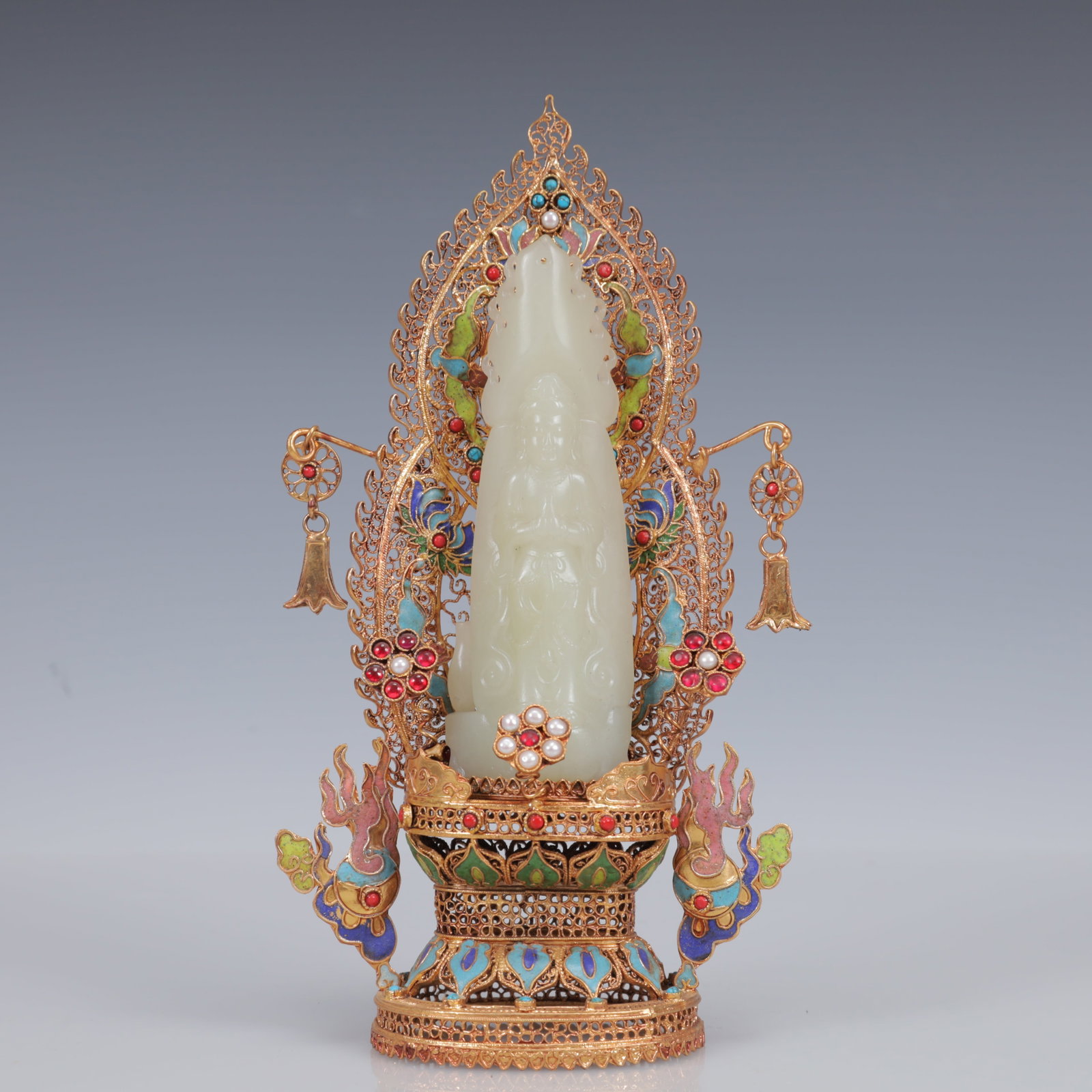 An Exquisite Filigree and Gilding Inlaid White Jade Statue of Avalokitesvara,Inlaid Gems: An Exquisite Filigree and Gilding Inlaid White Jade Statue of Avalokitesvara,Inlaid Gems,Qing Dynasty, China,Qianlong Four-Character Mark,Size:4.7inx2.4inx8.3in,Weight:350g 花丝鎏