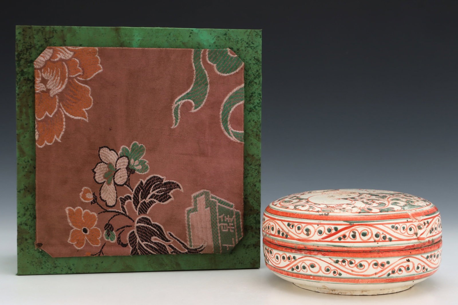 An Exquisite Cizhou yao Red-and-Green Glazed Character and Story Pattern Box with Cover (1 of 8)
