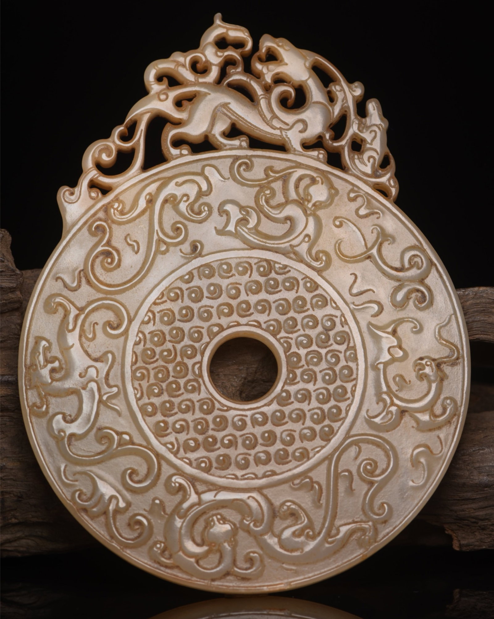 An Exquisite White Jade Chi-Dragon Pattern Pendant: An Exquisite White Jade Chi-Dragon Pattern Pendant,Qing Dynasty,China,Size:5.6inx4.3inx0.3in,Weight:193g 白玉螭龙纹牌,中国清代