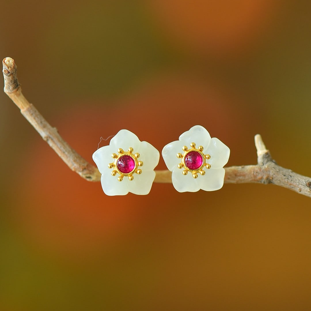 A Pair of Exquisite Sterling Silver Inlaid Flower Pattern Earrings: A Pair of Exquisite Sterling Silver Inlaid Flower Pattern Earrings,Size:0.5inx0.5in 一对纯银镶花卉纹耳环