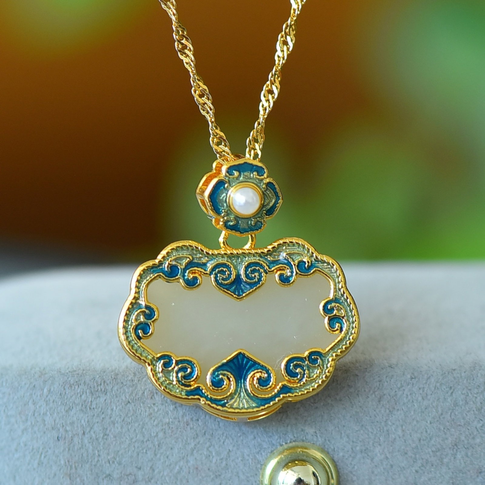 An Exquisite Bronze-Gold Plated Inlaid White Jade Necklace,Inlaid Pearl: An Exquisite Bronze-Gold Plated Inlaid White Jade Necklace,Inlaid Pearl,Size:0.5inx0.7in 铜镀金镶白玉项链,嵌珍珠