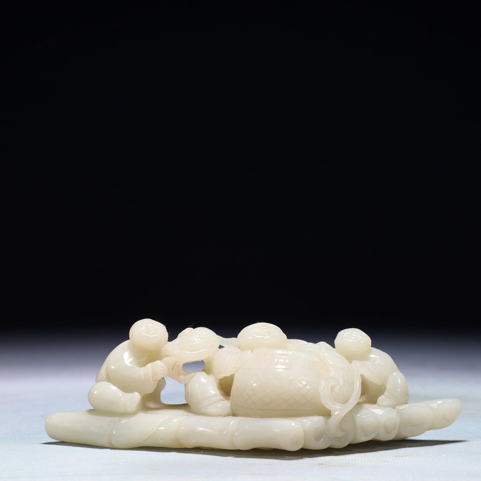 An Exquisite White Jade Figure Ornament: An Exquisite White Jade Figure Ornament,Qing Dynasty,China,Size:5.9inx2.6inx1.6in,Weight:351.3g 白玉人物摆件,中国清代