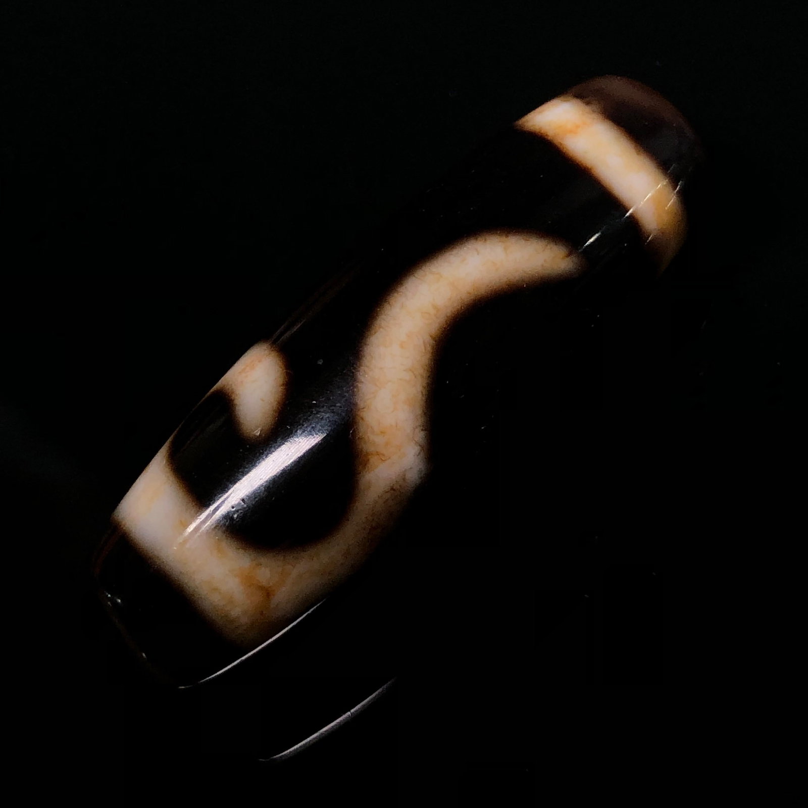 An Exquisite Dzi Bead Pendant: An Exquisite Dzi Bead Pendant,Size:1.4inx0.5in,Weight:8.3g 天珠挂件
