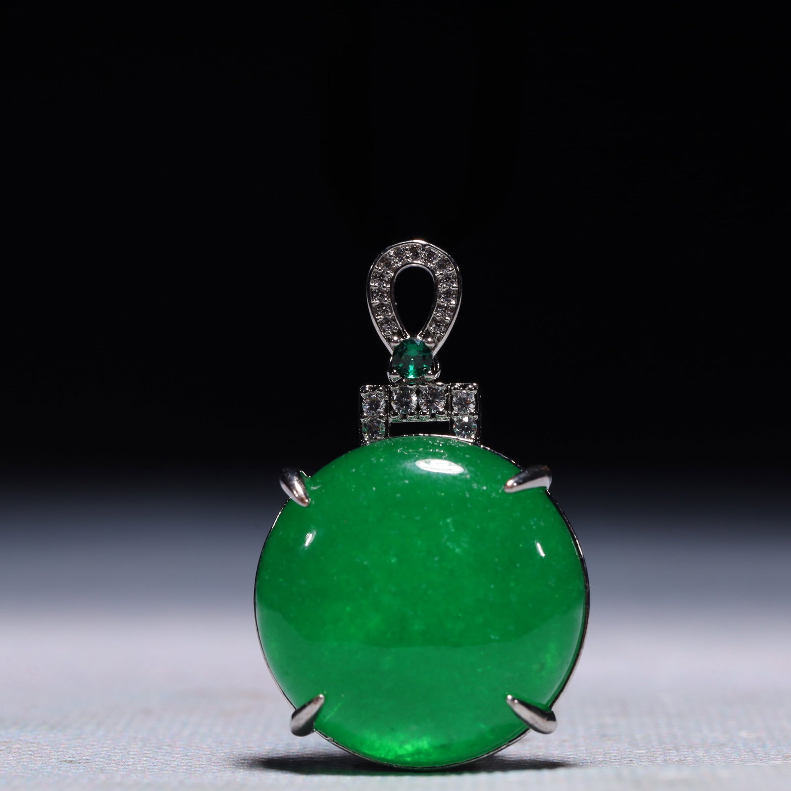 An Exquisite Pendant,Inlaid Gems: An Exquisite Pendant,Inlaid Gems,Size:0.9inx0.3inx1.4in,Weight:12.4g 一个精美的吊坠,镶宝石