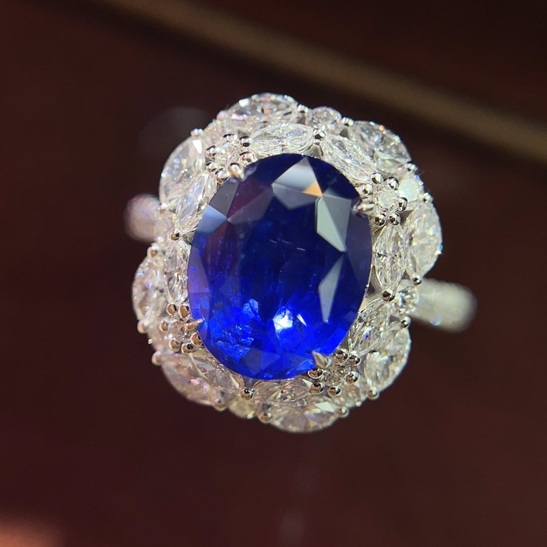 A Exquisite 18k Gold Inlaid 4.30ct Natural Sapphire and 1.676ct Diamond Ring: A Exquisite 18k Gold Inlaid 4.30ct Natural Sapphire and 1.676ct Diamond Ring,Total Weight:6.79g 18k金镶 4.30ct 天然蓝宝石和 1.676ct 钻石