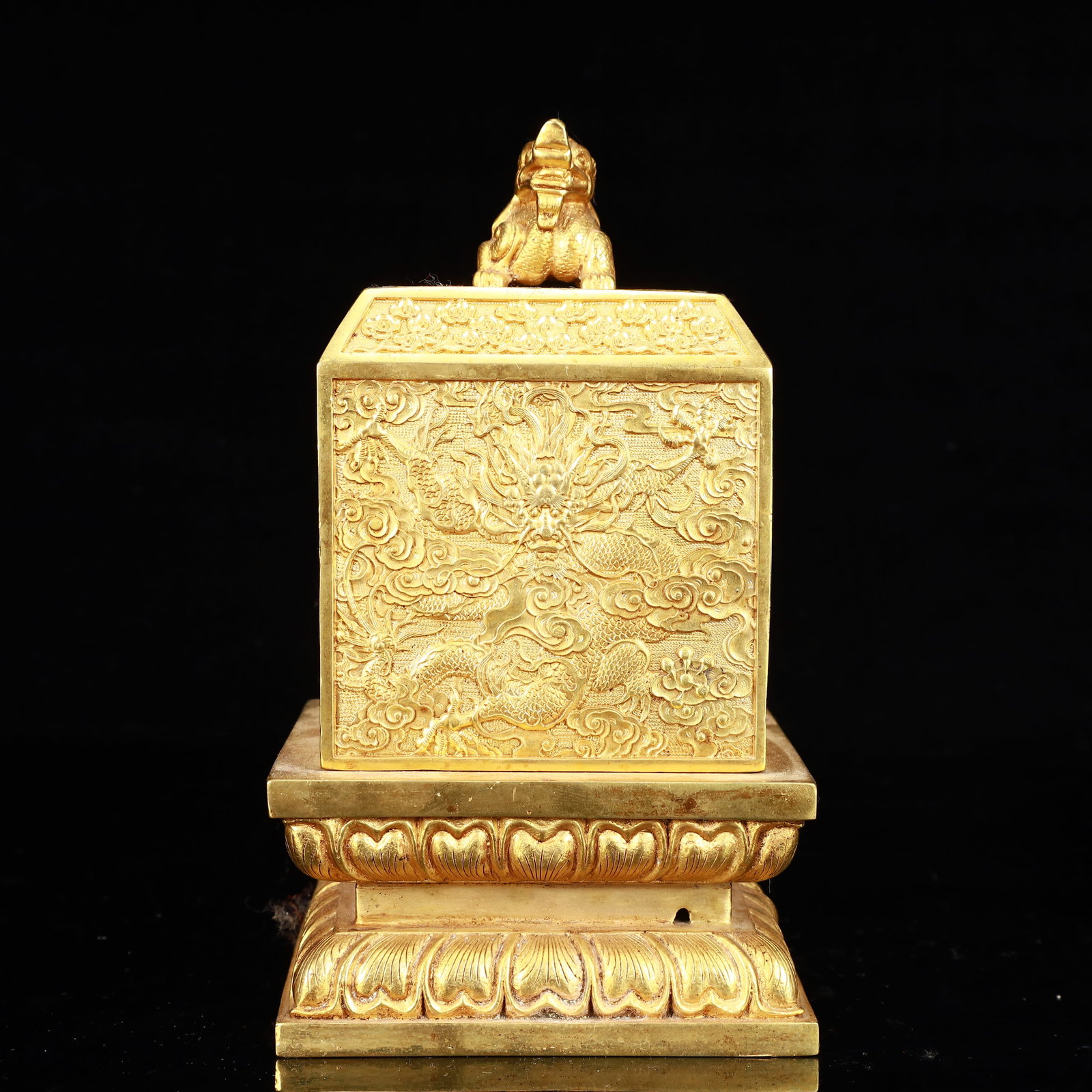 A Rare Gilt Bronze Dragon Pattern Seal,With Base: A Rare Gilt Bronze Dragon Pattern Seal,With Base,The Warring States period in China,With Mark,Size:4.7inx8.3in,Weight:6450g