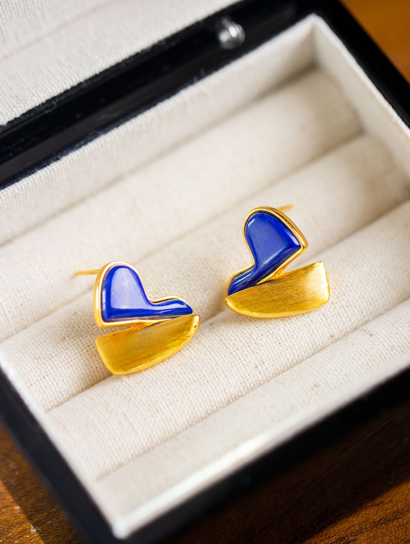 A Pair of Exquisite Sterling Silver-Gold Plated Inlaid Lapis Lazuli Earrings: A Pair of Exquisite Sterling Silver-Gold Plated Inlaid Lapis Lazuli Earrings 一对纯银镀金镶青金石耳钉