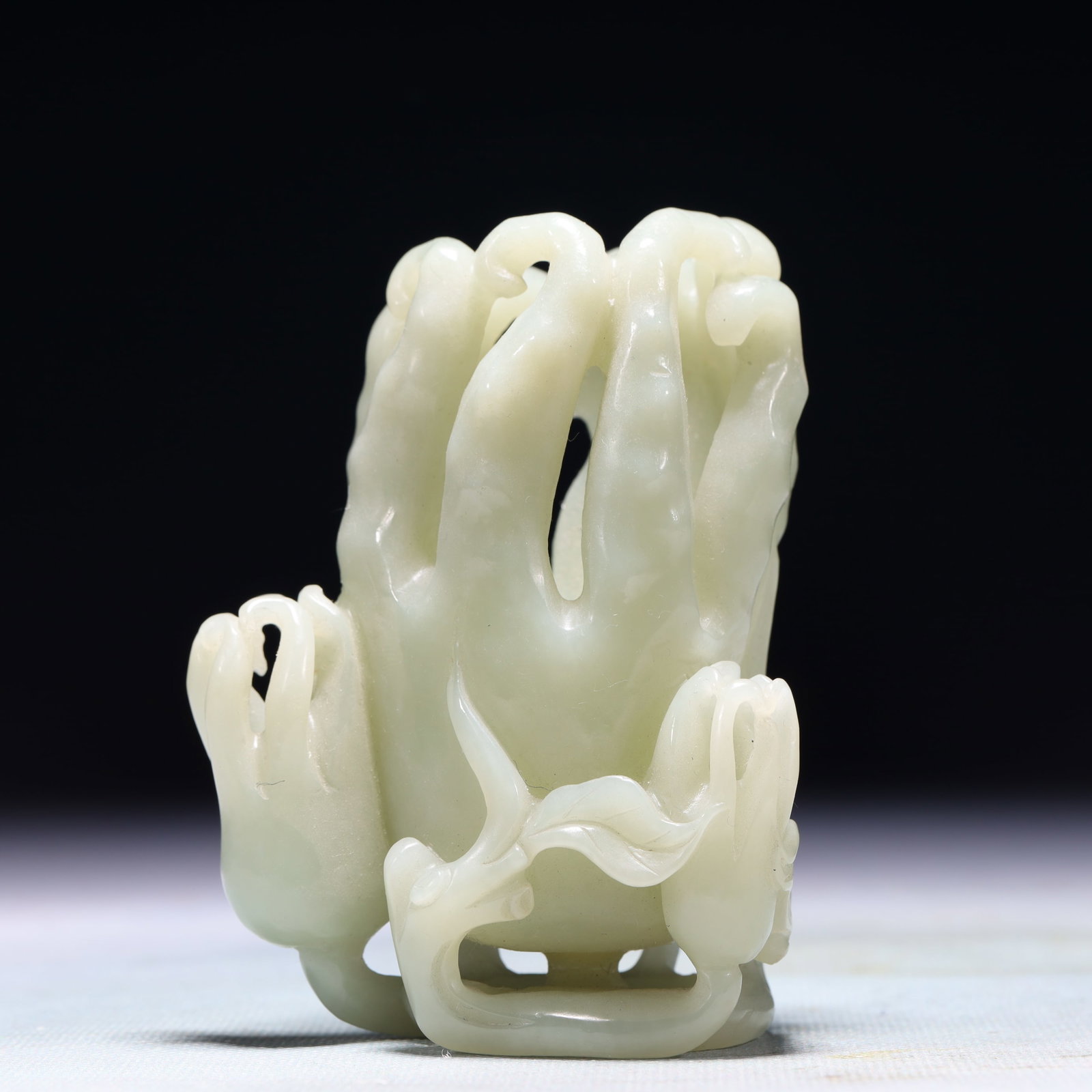 An Exquisite White Jade Buddha??s Hand Pose Ornament: An Exquisite White Jade Buddha‘s Hand Pose Ornament,Qing Dynasty,China,Size:2.8inx1.8inx3.7in,Weight:300g 白玉佛手摆件,中国清代