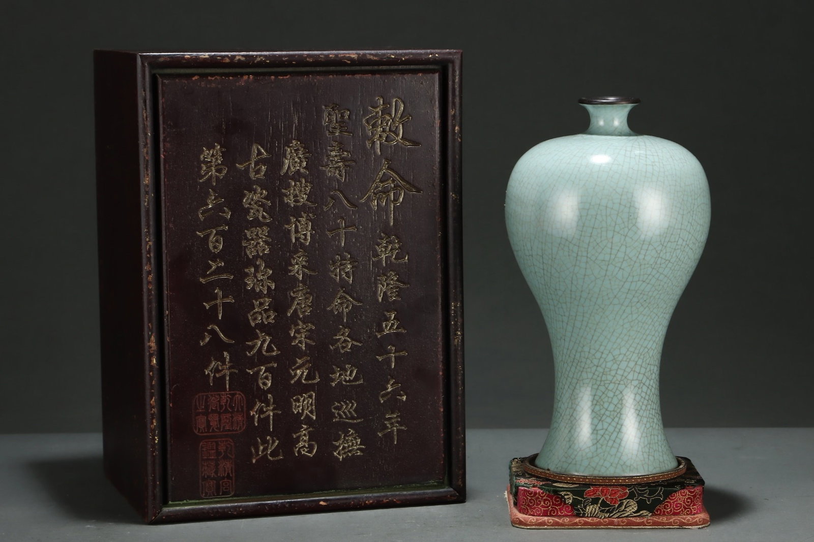 An Exquisite Ru yao Cover with Silver Vase,with an Imperial Poem by Emperor Qianlong: An Exquisite Ru yao Cover with Silver Vase,with an Imperial Poem by Emperor Qianlong,Song Dynasty,China,Size:11.1inx6.1in 汝窑银口瓶,带乾隆御Ɔ