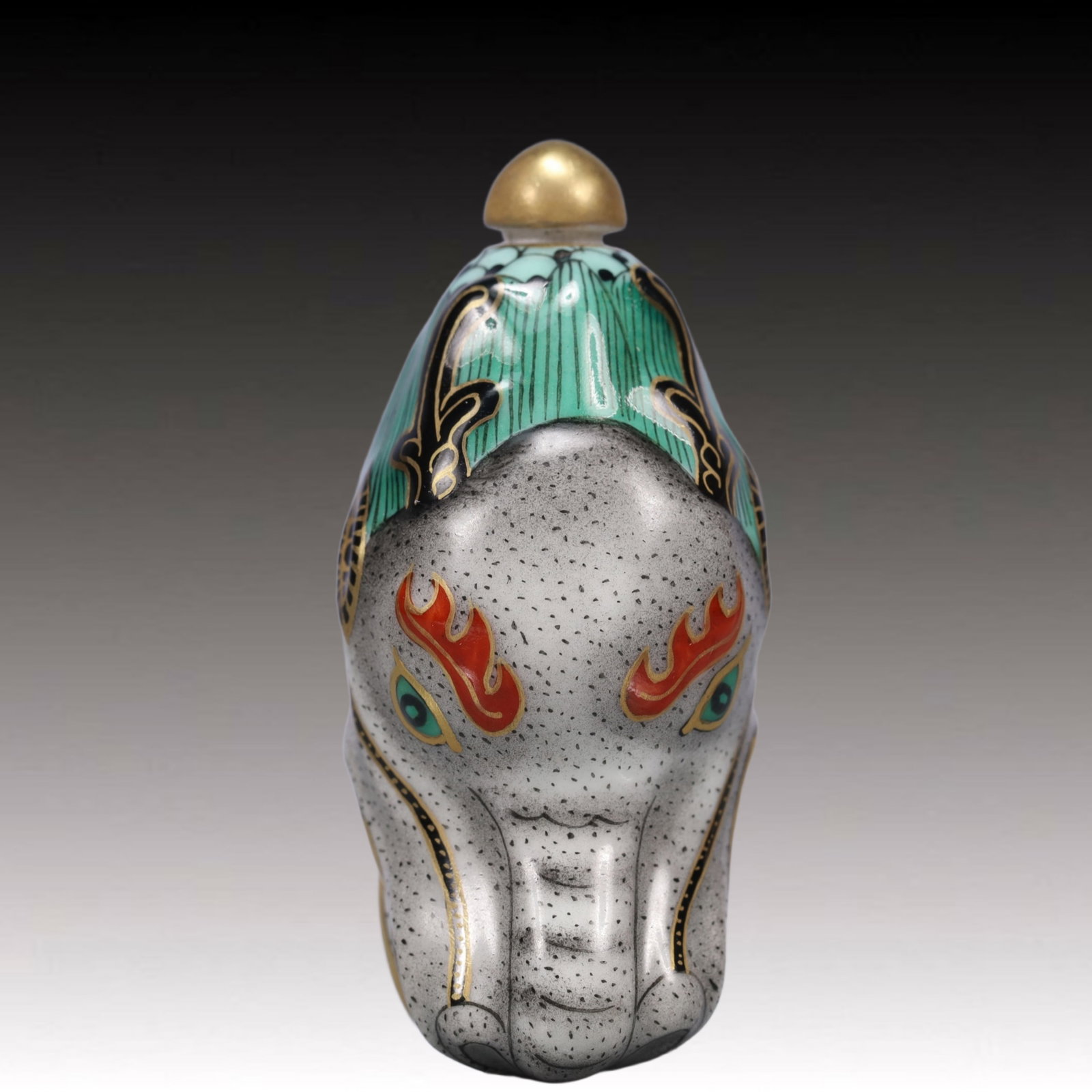 An Exquisite Famille-Rose Dragon Head Snuff Bottle: An Exquisite Famille-Rose Dragon Head Snuff Bottle,Qing Dynasty, China,Qianlong Four-character Mark,Size:1.4inx1.2inx3in,Weight:56g A粉彩龙头鼻烟壶,中&#