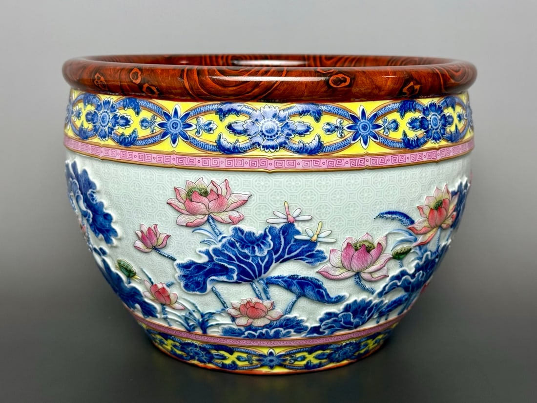 An Exquisite Blue and White Imitation Wood Grain Glazed Famille-Rose Yellow Ground Painted Gold: An Exquisite Blue and White Imitation Wood Grain Glazed Famille-Rose Yellow Ground Painted Gold Lotus Pattern Vat,Qing Dynasty,China,Qianlong Six-character Mark,Size:6.6inx9.4inx5.8in 青花