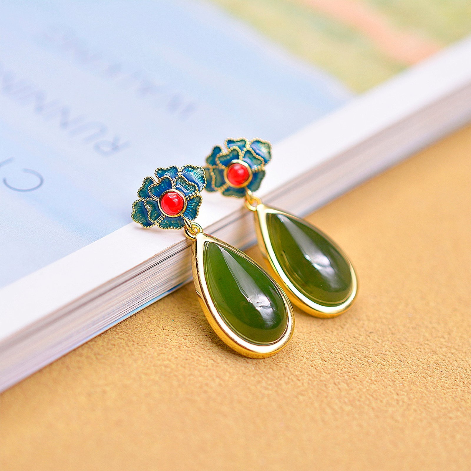 A Pair of Exquisite Bronze-Gold Plated Inlaid Jasper Earrings: A Pair of Exquisite Bronze-Gold Plated Inlaid Jasper Earrings,Size:0.2inx0.3in 一对铜镀金镶碧玉耳环