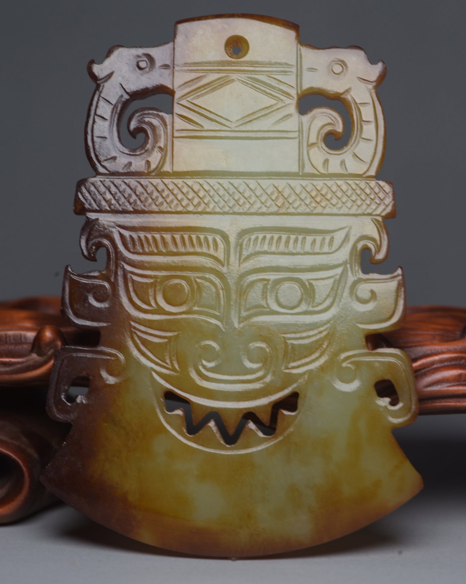 An Exquisite White Jade Beast-Face Pattern Pendant - 2