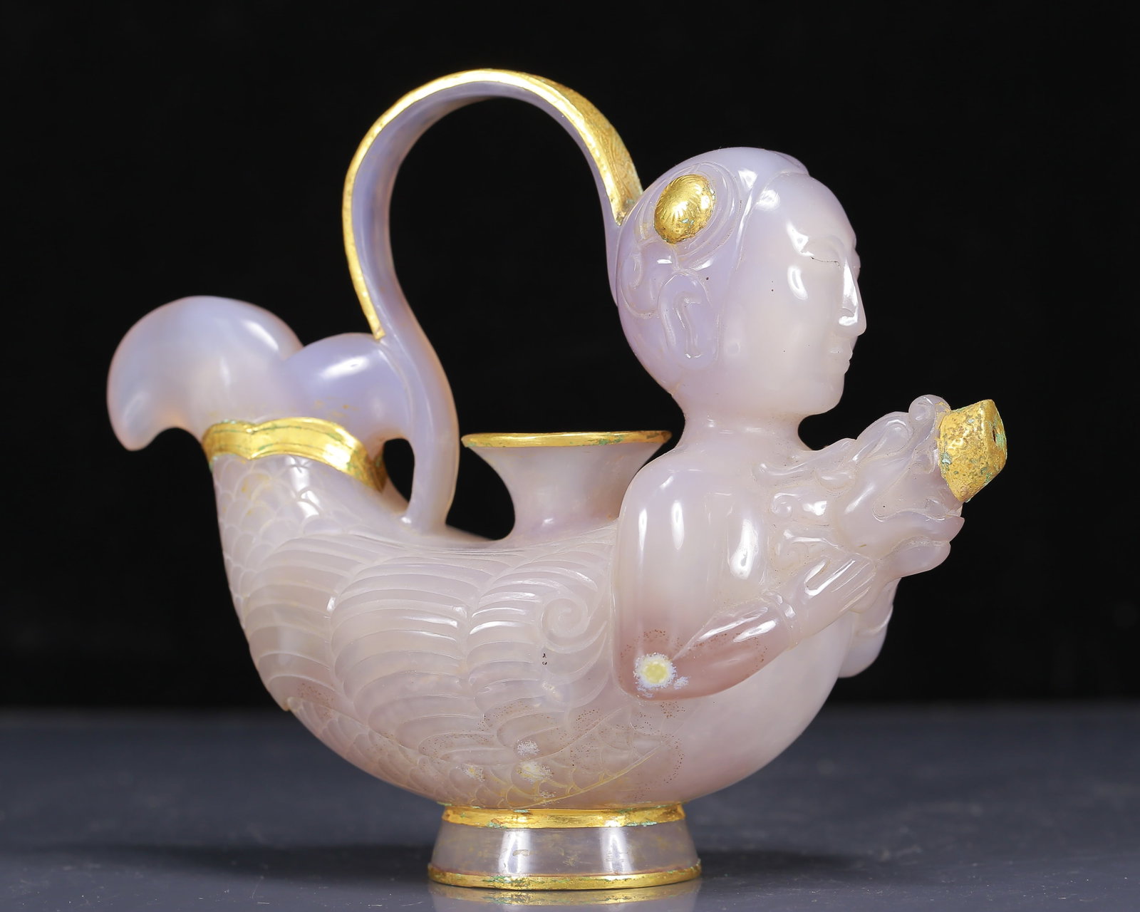 An Exquisite Agate Cover with Gold Figure Pattern Ewer (1 of 8)
