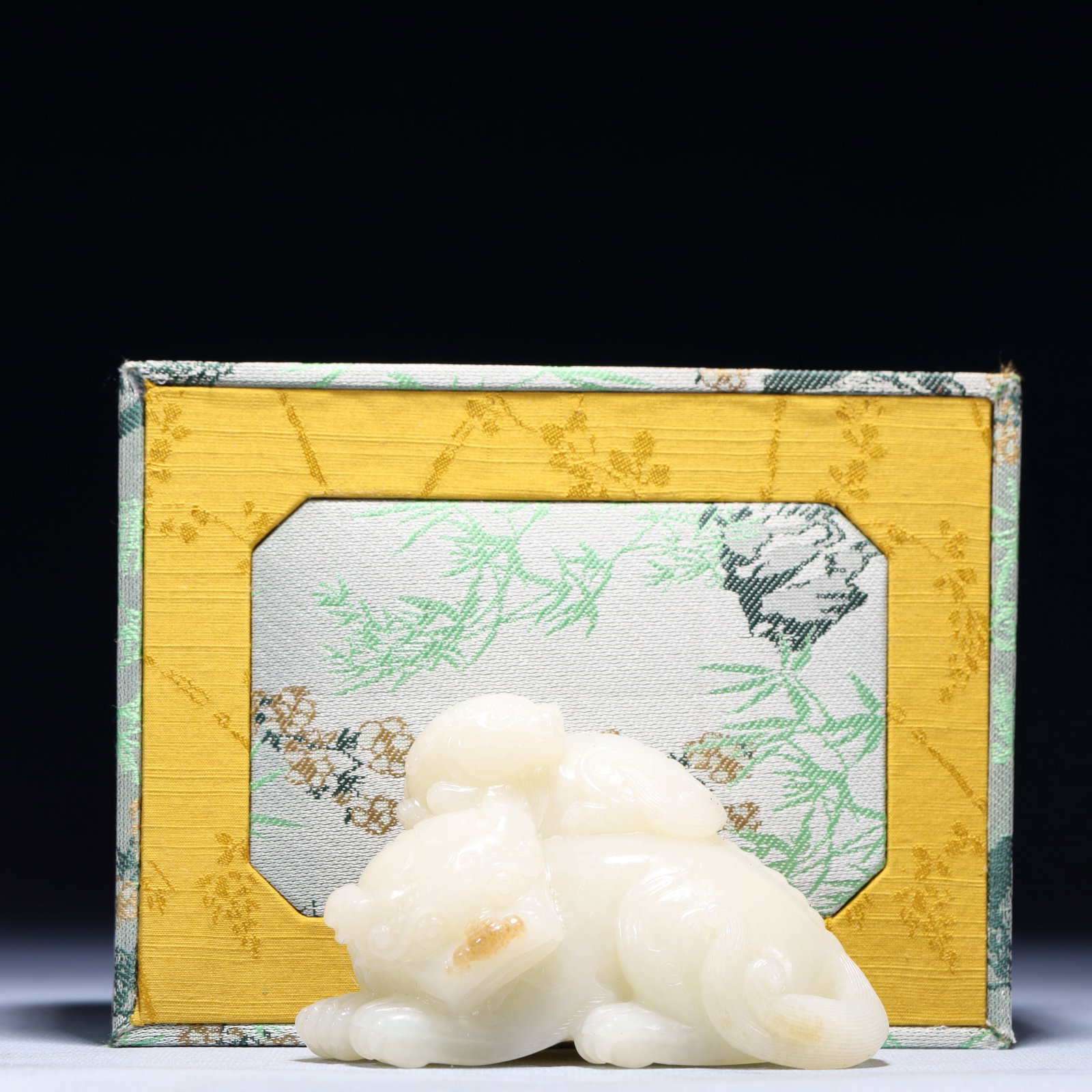 An Exquisite White Jade Wealth-Attracting Creature Ornament: An Exquisite White Jade Wealth-Attracting Creature Ornament,Qing Dynasty,China,Size:3.9inx1.8inx2.4in,Weight:353.9g 白玉貔貅摆件,中国清代
