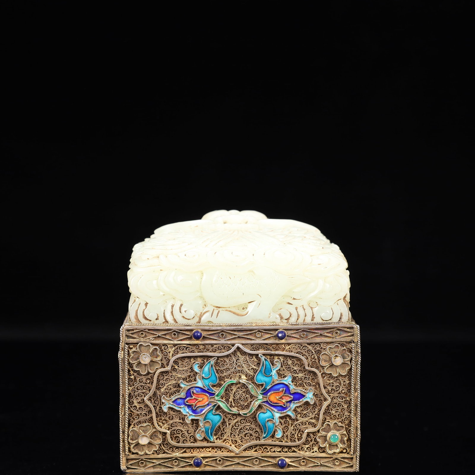 An Exquisite Flower silk gold-plated Inlaid White Jade Auspicious Cloud and Dragon Pattern: An Exquisite Flower silk gold-plated Inlaid White Jade Auspicious Cloud and Dragon Pattern Seal,Inlaid Gems,Qing Dynasty, China,Size:3.1inx3.3inx3.5in,Weight:1650g 花丝鎏金&