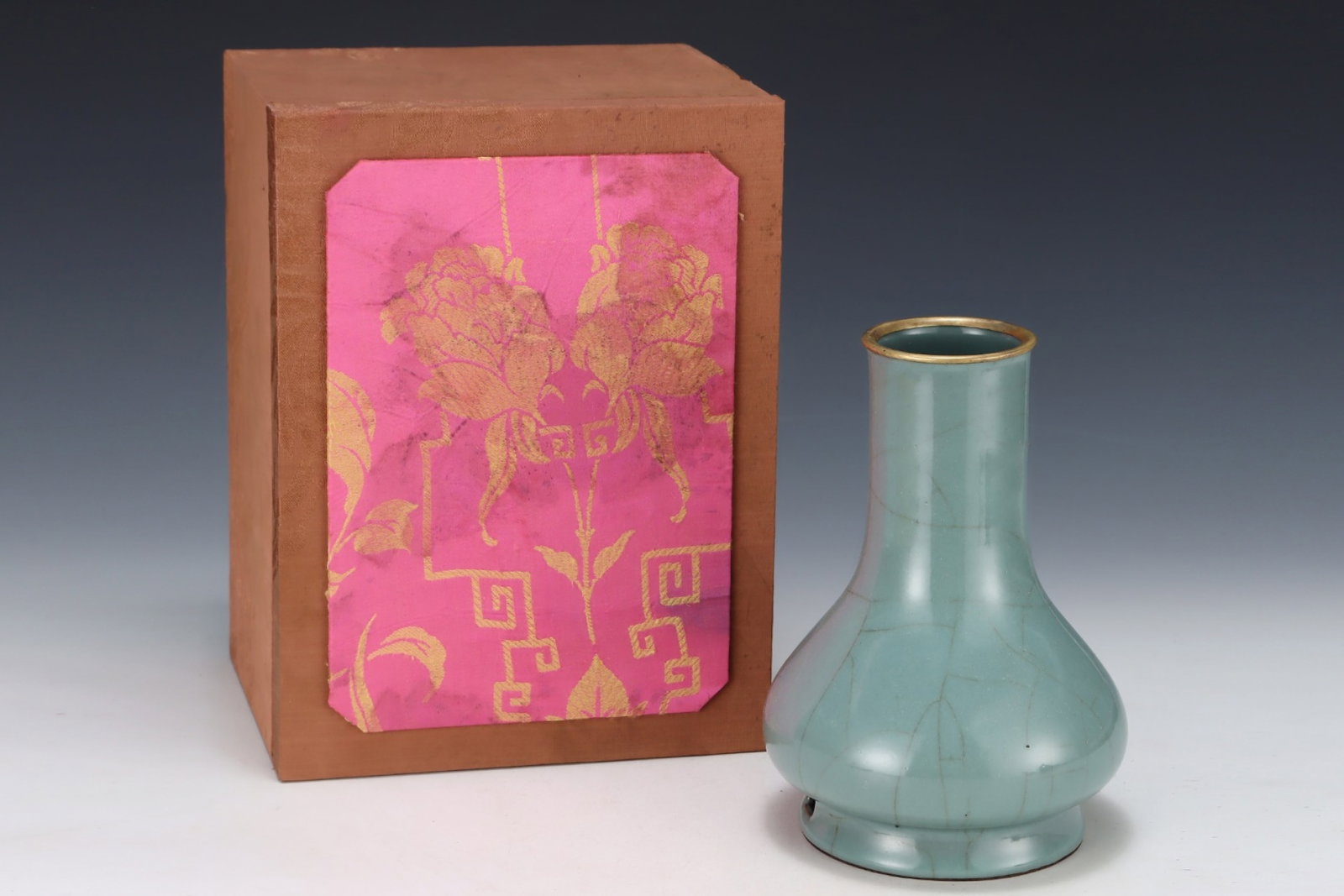 An Exquisite Guan yao Cover with Gold Vase,with an Imperial Poem by Emperor Qianlong: An Exquisite Guan yao Cover with Gold Vase,with an Imperial Poem by Emperor Qianlong,Song Dynasty,China,Size:8.1inx5.7in 官窑金口瓶,带乾隆御ག