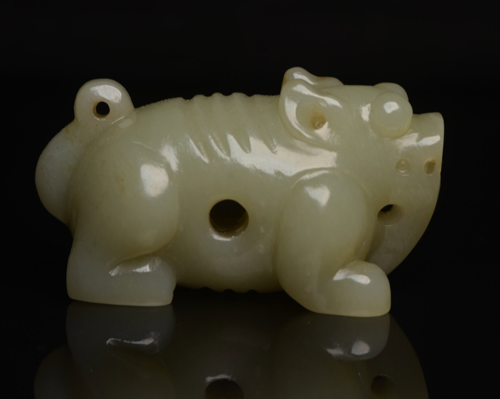 An Exquisite White Jade Beast Ornament: An Exquisite White Jade Beast Ornament,Qing Dynasty,China,Size:2.9inx1.5inx1.4in,Weight:157g 白玉兽摆件,中国清代
