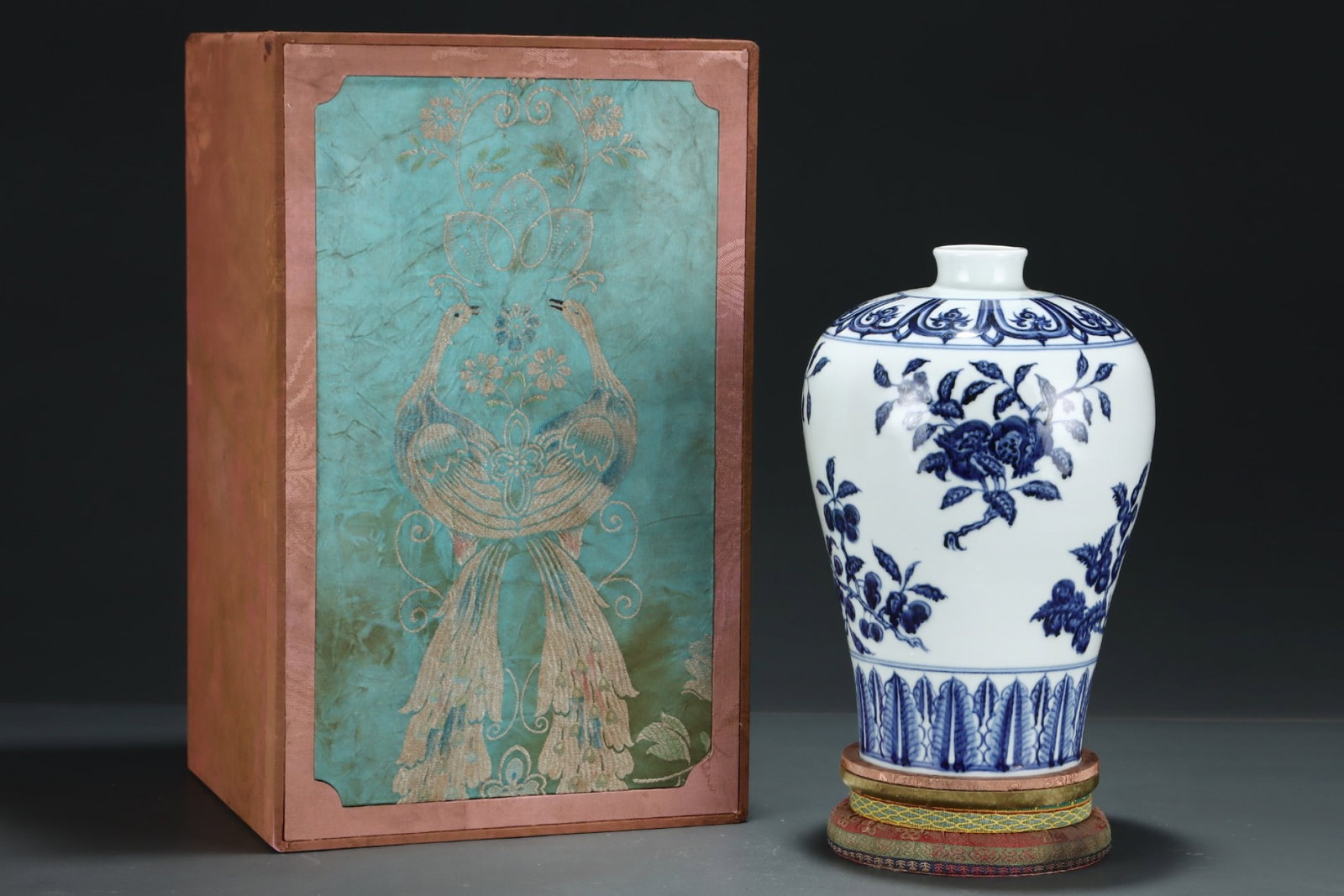 An Exquisite Chai yao Blue and White Flower and Fruit Pattern Vase (1 of 8)