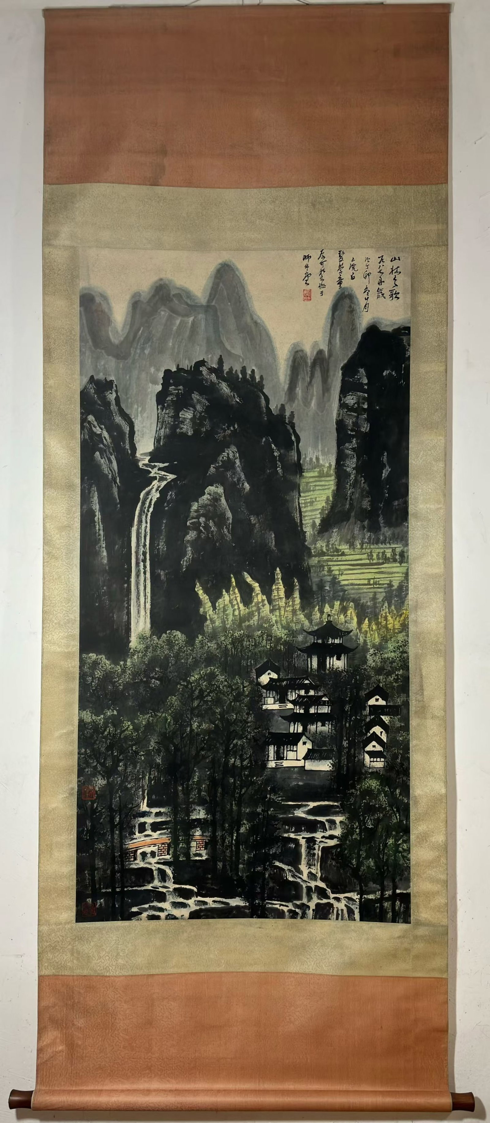 A Chinese Vertical Scroll Ink Painting of Landscape on Paper: A Chinese Vertical Scroll Ink Painting of Landscape on Paper,Li Keran,Size:54.1inx26.8in 一幅中国水墨山水画立轴,李可੡