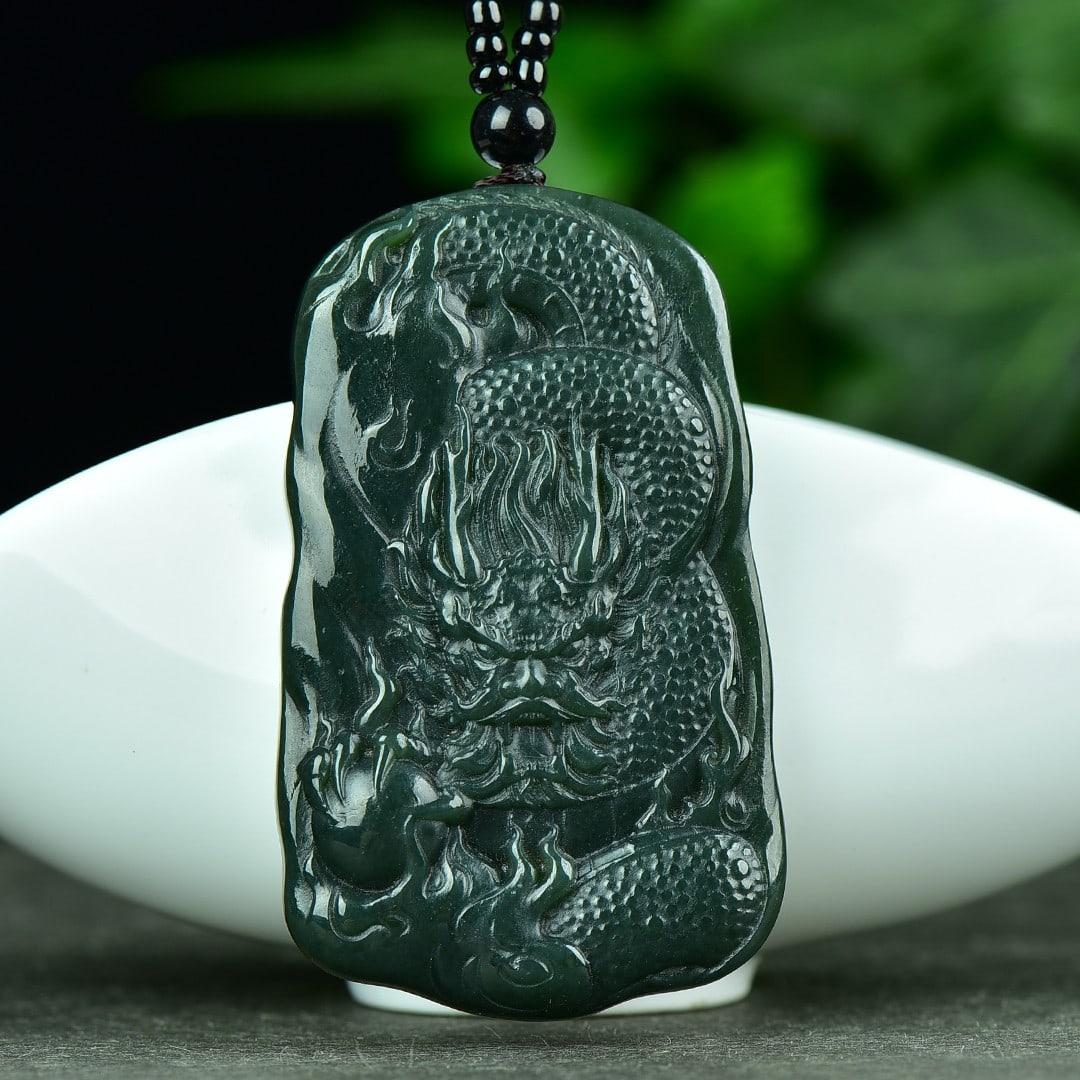 An Exquisite Sapphire Dragon Pattern Pendant: An Exquisite Sapphire Dragon Pattern Pendant,Size:1.5inx2.5in 寓意:玉质细膩温润,雕工细致完美、佩戴