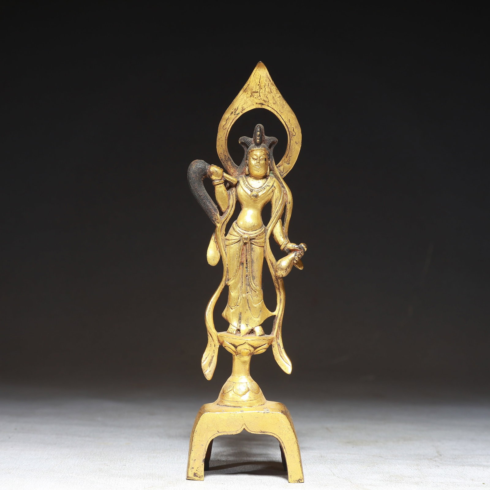 A Solemn Gilt Bronze Statue of Avalokitesvara: A Solemn Gilt Bronze Statue of Avalokitesvara,Qing Dynasty,China,Size:1.8inx1inx6.7in,Weight:200g 铜鎏金观音像,中国清代
