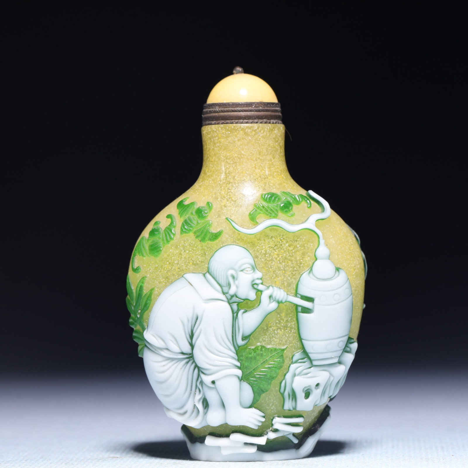 An Exquisite Glass Character and Story Pattern Snuff Bottle: An Exquisite Glass Character and Story Pattern Snuff Bottle,Qing Dynasty,China,Qianlong Four-character Mark,Size:2inx1.2inx3in,Weight:76.1g 琉璃人物故事纹(