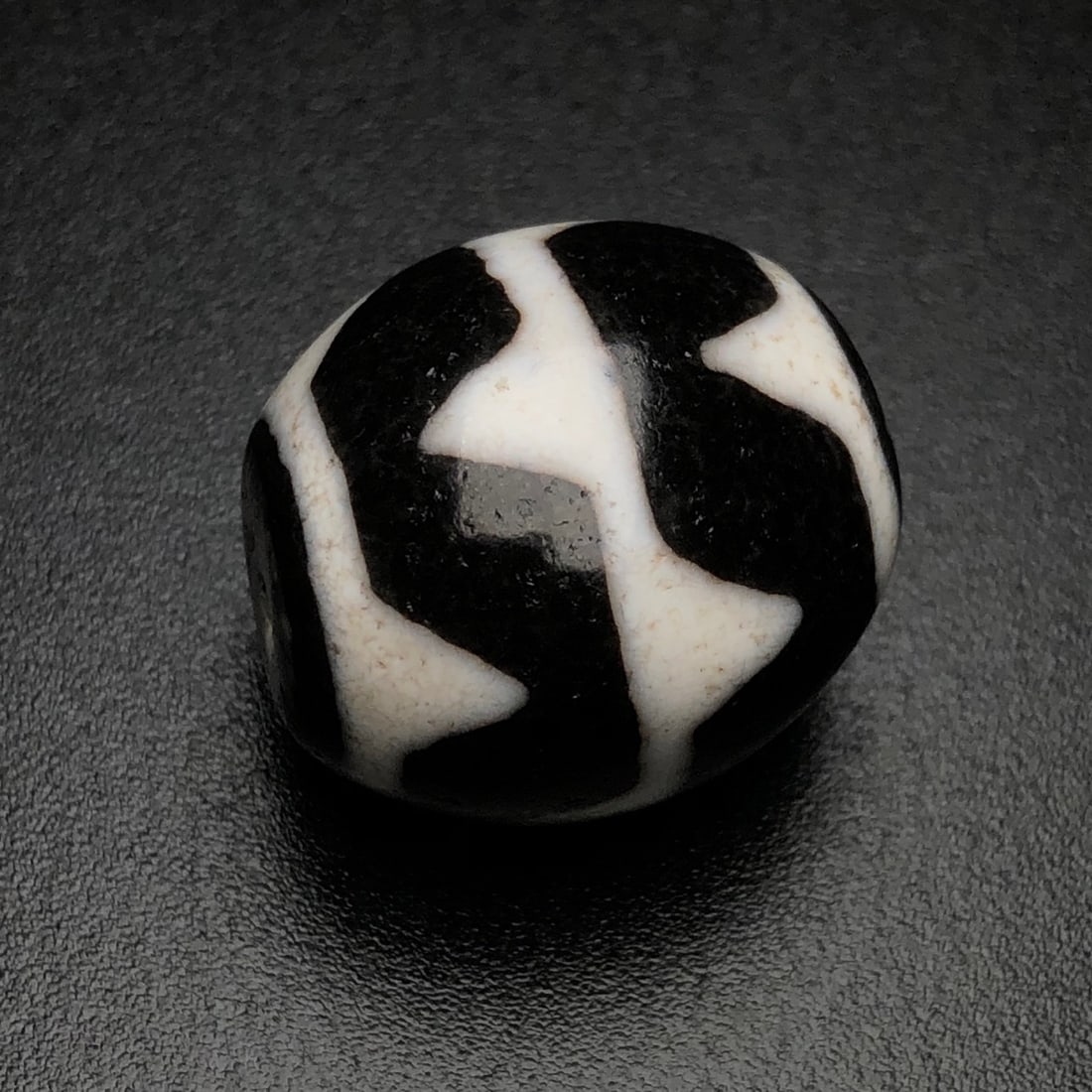 An Exquisite Dzi Bead Pendant: An Exquisite Dzi Bead Pendant,Size:0.9inx0.8in,Weight:15.3g 天珠挂件