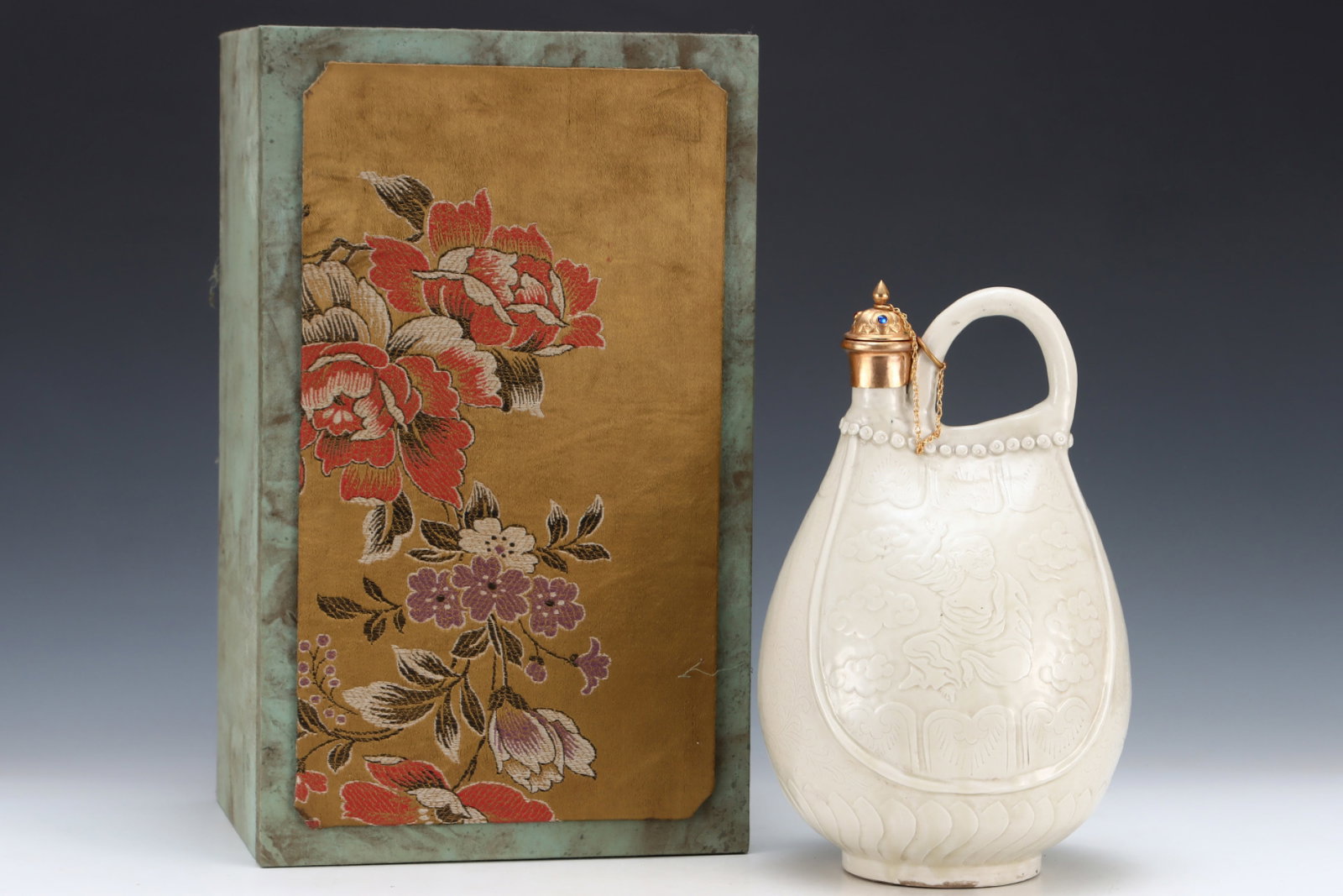 A Rare Ding yao Cover with Gold Figure Pattern Pot,Inlaid Gems: A Rare Ding yao Cover with Gold Figure Pattern Pot,Inlaid Gems,Song Dynasty,China,Size:12.8inx8.1in 定窑包金人物纹壶,嵌宝石,中&#